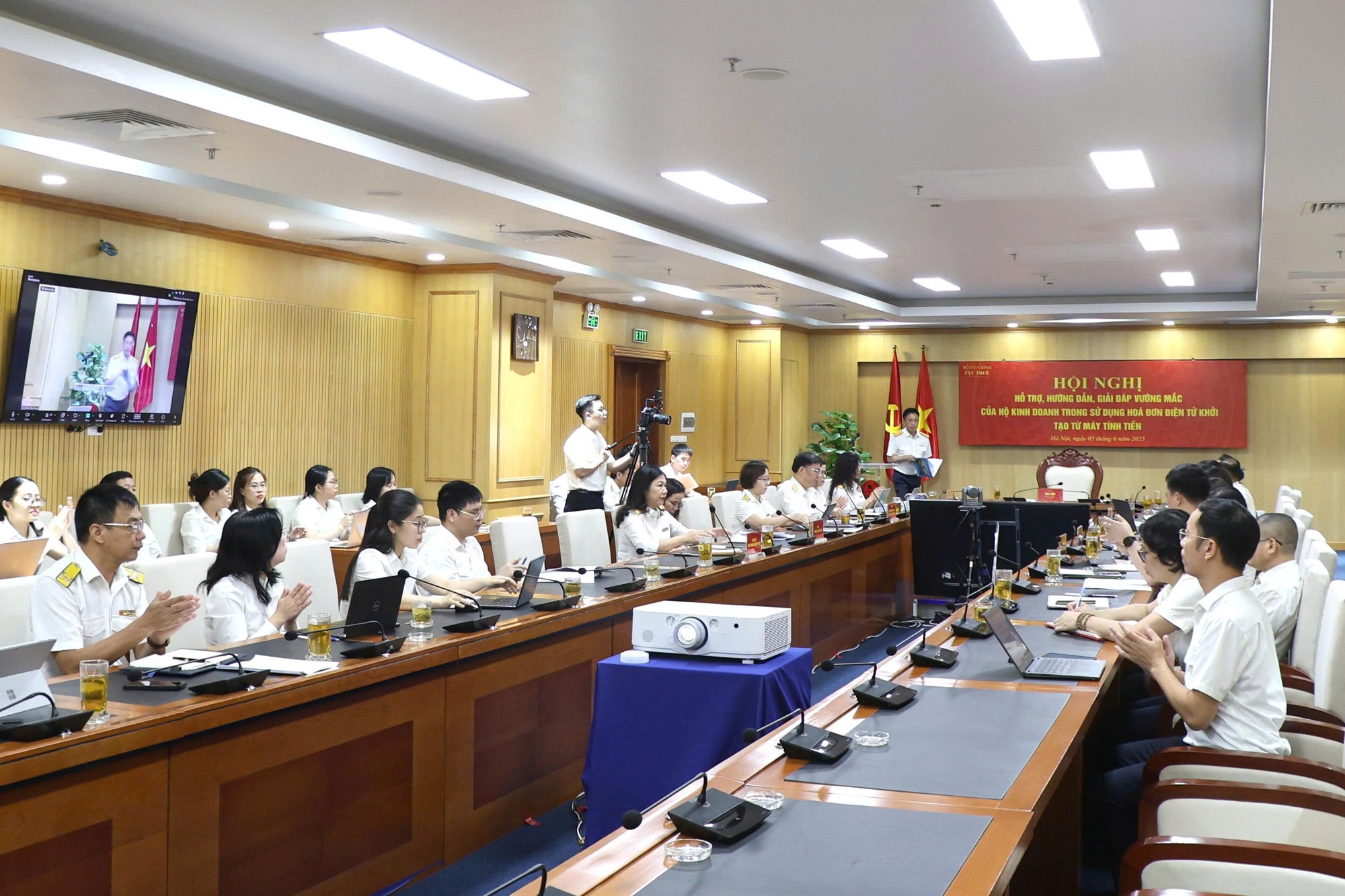 Xây dựng hệ thống thuế hiện đại, hỗ trợ hộ kinh doanh triển khai hóa đơn điện tử - Ảnh 3. Xây dựng hệ thống thuế hiện đại, hỗ trợ hộ kinh doanh triển khai hóa đơn điện tử - Ảnh 3.