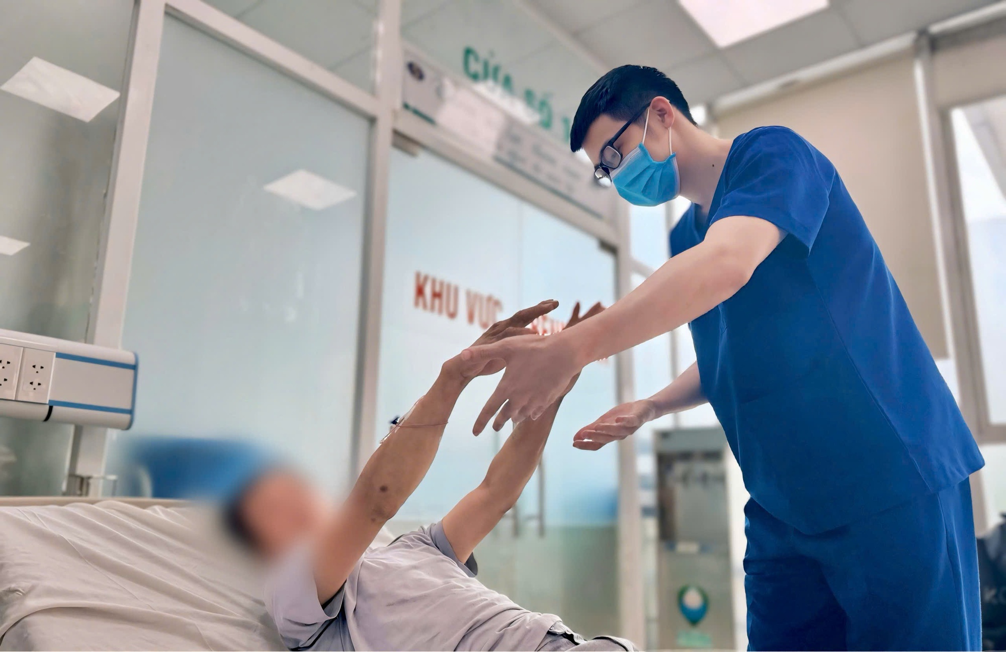 Cảnh báo nguy cơ sốc nhiệt khi làm việc ngoài trời nắng kéo dài- Ảnh 1. Cảnh báo nguy cơ sốc nhiệt khi làm việc ngoài trời nắng kéo dài- Ảnh 1.