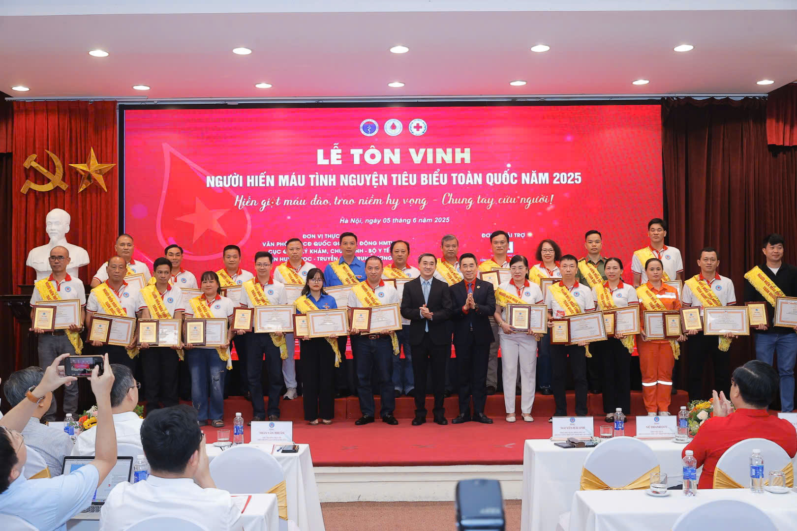 Tôn vinh 100 người hiến máu tình nguyện tiêu biểu toàn quốc năm 2025- Ảnh 1. Tôn vinh 100 người hiến máu tình nguyện tiêu biểu toàn quốc năm 2025- Ảnh 1.