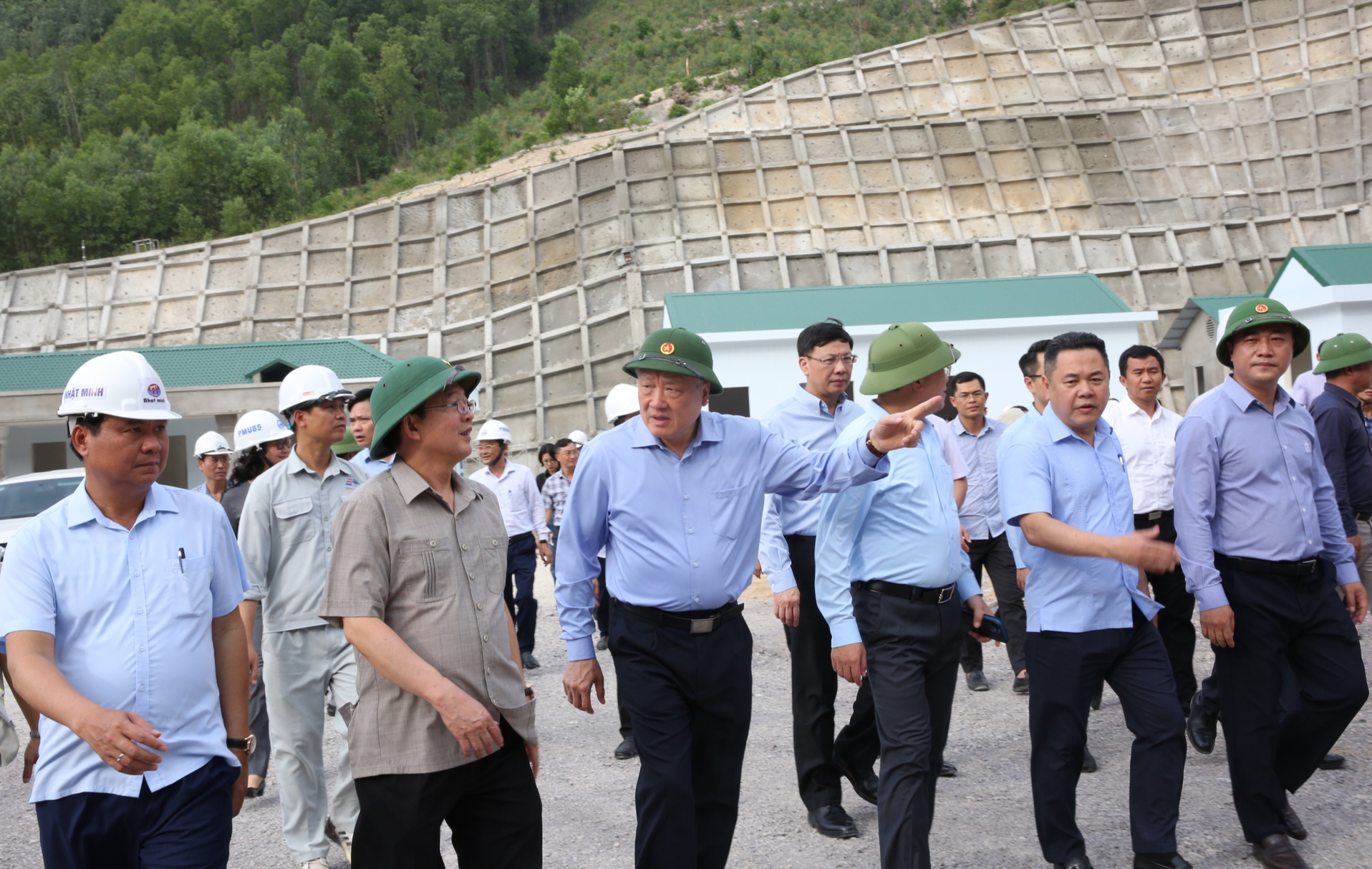 Phó Thủ tướng Thường trực Chính phủ Nguyễn Hòa Bình thị sát, kiểm tra dự án giao thông đoạn Quy Nhơn - Chí Thạnh- Ảnh 1. Phó Thủ tướng Thường trực Chính phủ Nguyễn Hòa Bình thị sát, kiểm tra dự án giao thông đoạn Quy Nhơn - Chí Thạnh- Ảnh 1.