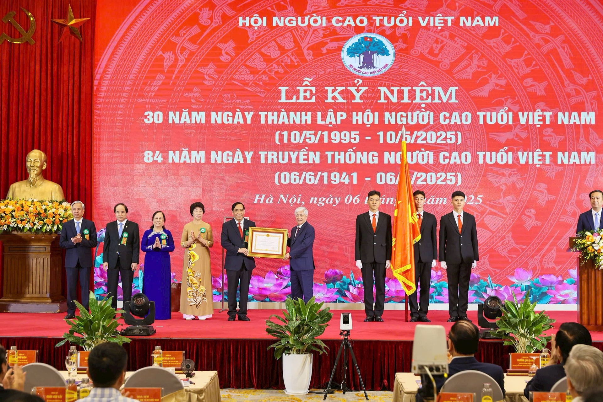 Phát huy hào khí Diên Hồng trong sự nghiệp xây dựng và bảo vệ Tổ quốc- Ảnh 3. Phát huy hào khí Diên Hồng trong sự nghiệp xây dựng và bảo vệ Tổ quốc- Ảnh 3.