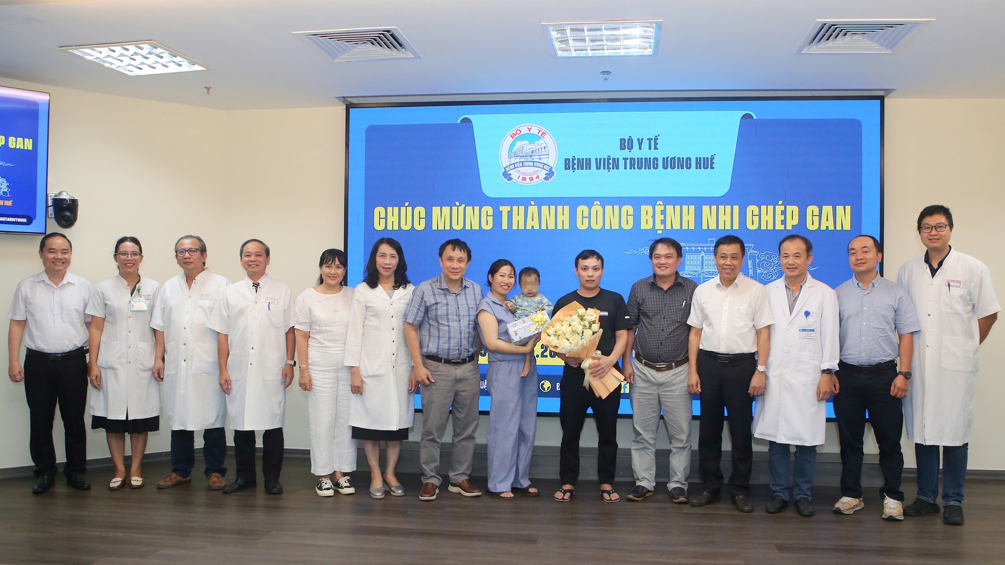 Bệnh nhi 15 tháng tuổi ghép gan tại Bệnh viện Trung ương Huế hồi phục kỳ diệu, xuất viện khỏe mạnh- Ảnh 1. Bệnh nhi 15 tháng tuổi ghép gan tại Bệnh viện Trung ương Huế hồi phục kỳ diệu, xuất viện khỏe mạnh- Ảnh 1.