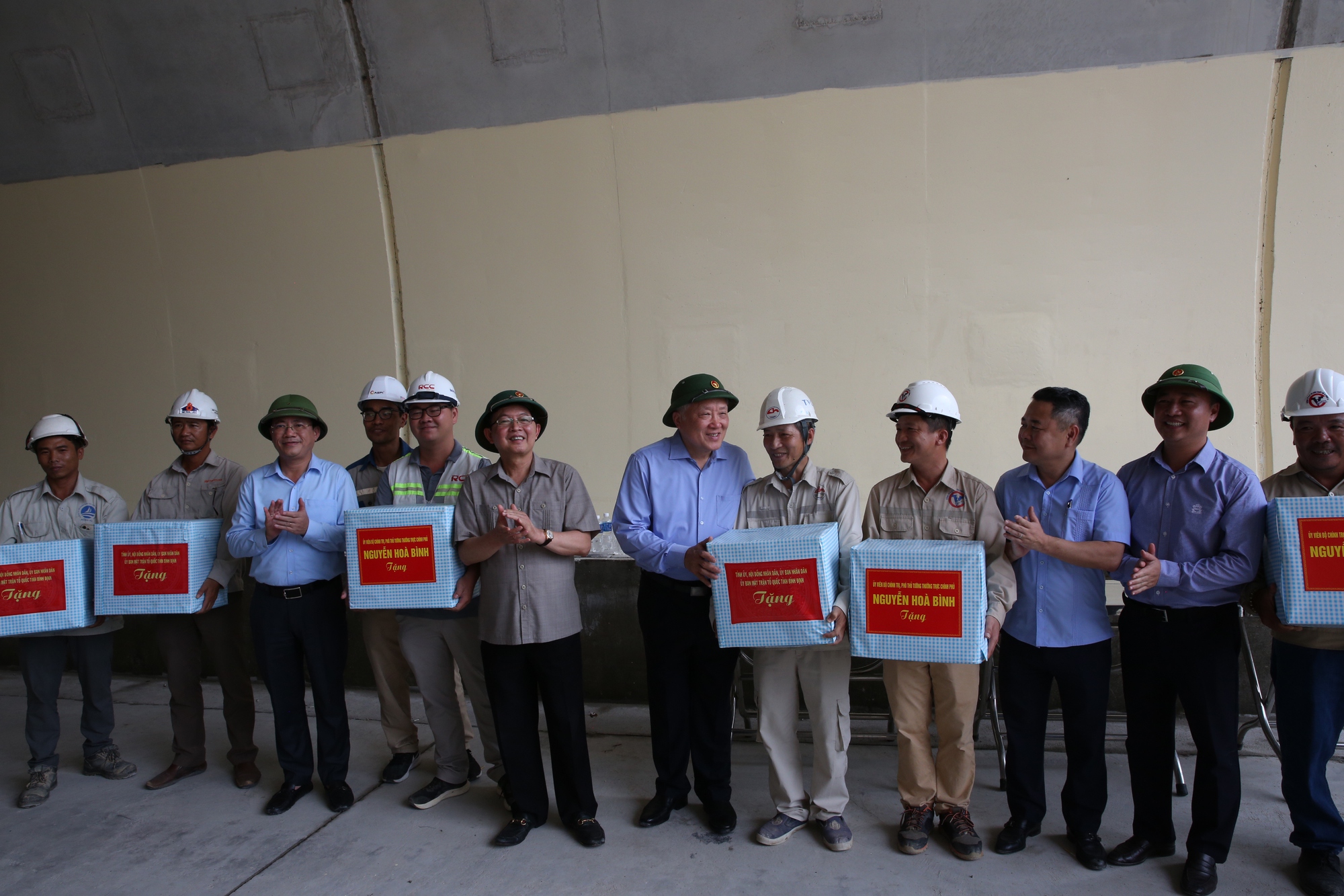 Phó Thủ tướng Thường trực Chính phủ Nguyễn Hòa Bình thị sát, kiểm tra dự án giao thông đoạn Quy Nhơn - Chí Thạnh- Ảnh 4. Phó Thủ tướng Thường trực Chính phủ Nguyễn Hòa Bình thị sát, kiểm tra dự án giao thông đoạn Quy Nhơn - Chí Thạnh- Ảnh 4.
