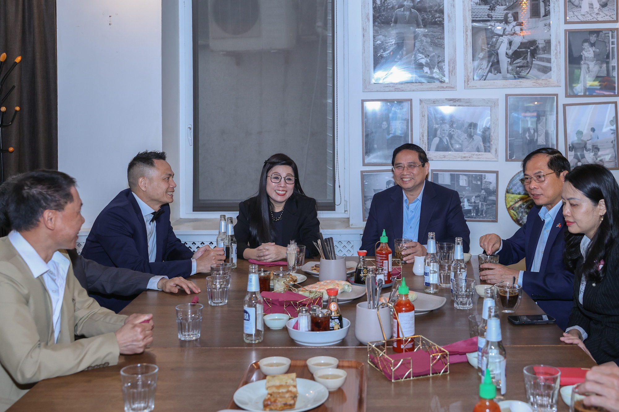 Thủ tướng thăm gia đình kiều bào kinh doanh ẩm thực Việt Nam tại Estonia- Ảnh 2. Thủ tướng thăm gia đình kiều bào kinh doanh ẩm thực Việt Nam tại Estonia- Ảnh 2.