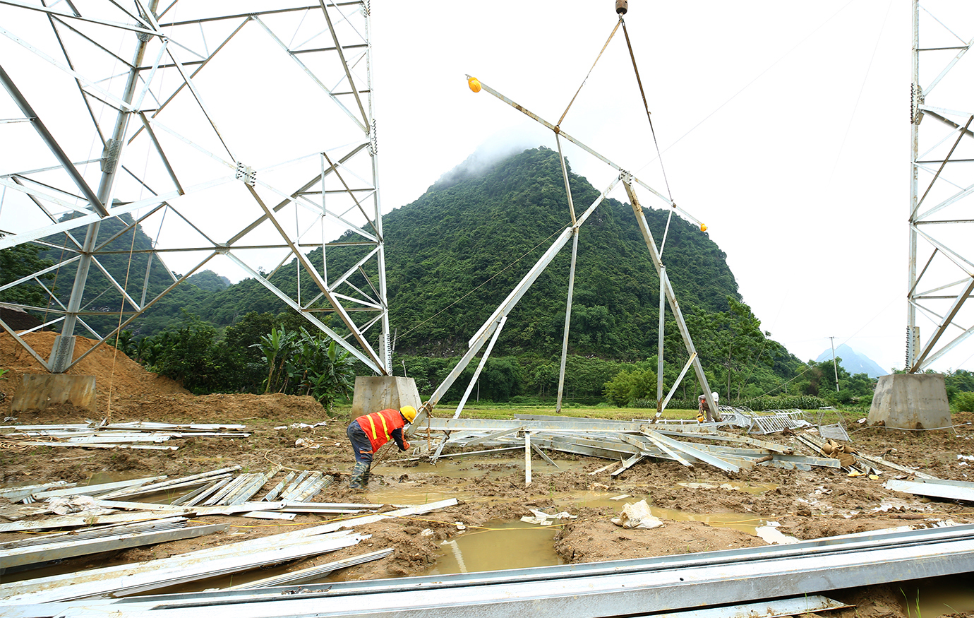 Bài 2: Tiếp lửa 'tinh thần mạch 3' trên công trường đường dây 500kV Lào Cai-Vĩnh Yên- Ảnh 2. Bài 2: Tiếp lửa 'tinh thần mạch 3' trên công trường đường dây 500kV Lào Cai-Vĩnh Yên- Ảnh 2.
