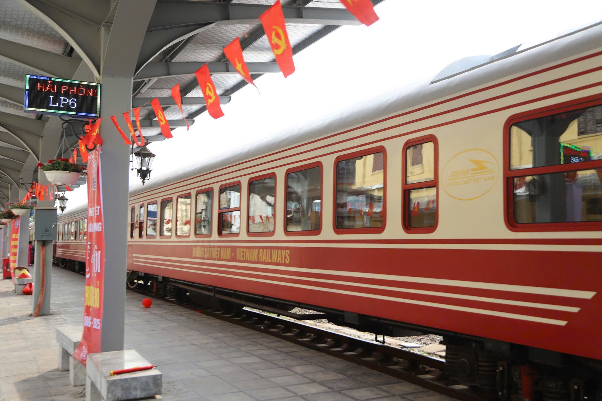Tàu Hoa Phượng Đỏ thu hút gần 90.000 lượt khách sau 21 ngày hoạt động- Ảnh 1. Tàu Hoa Phượng Đỏ thu hút gần 90.000 lượt khách sau 21 ngày hoạt động- Ảnh 1.