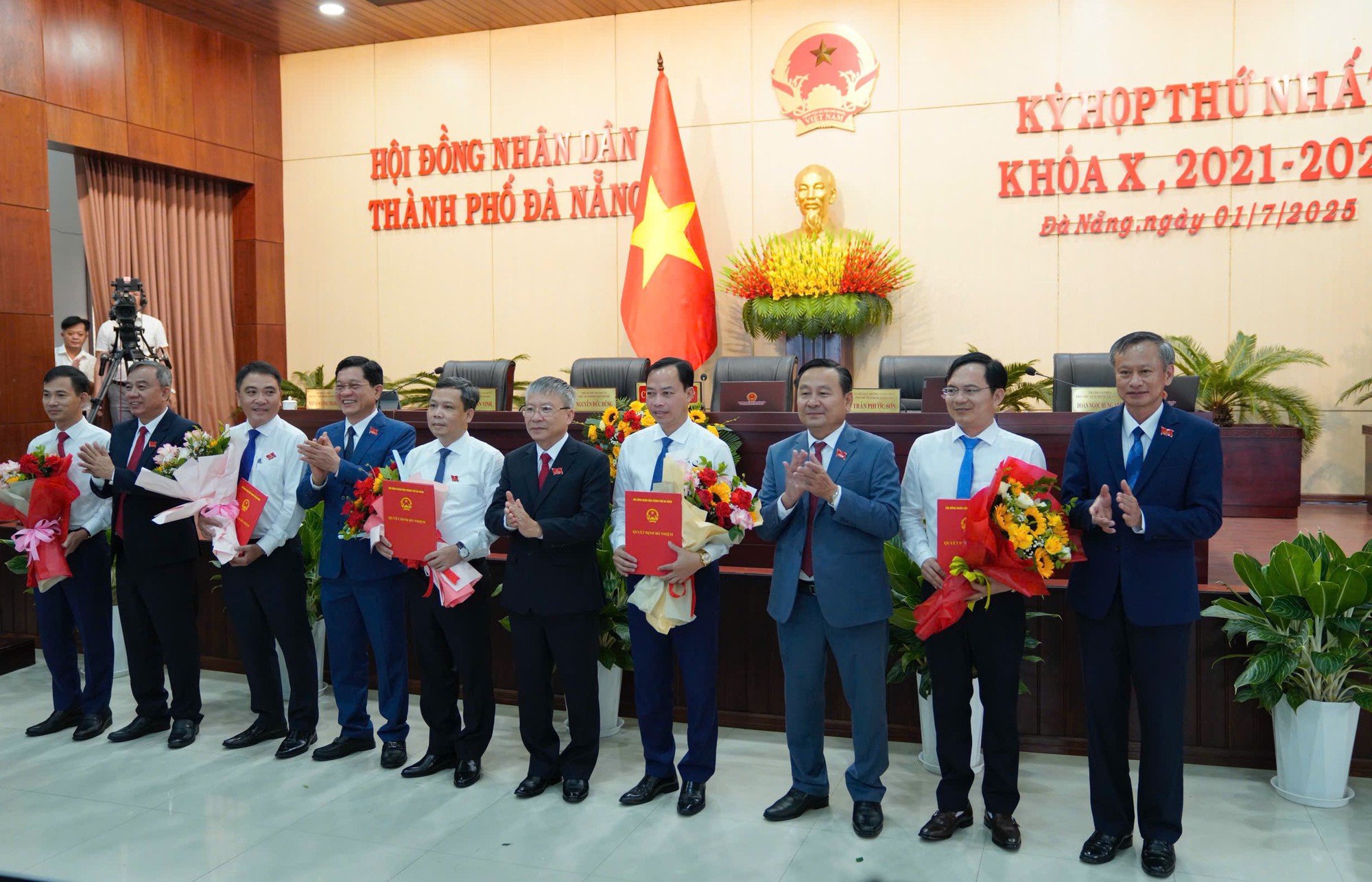 दा नांग ने 14 विभाग निदेशकों की नियुक्ति के निर्णय की घोषणा की - फोटो 1. Đà Nẵng công bố quyết định bổ nhiệm 14 giám đốc sở- Ảnh 1.