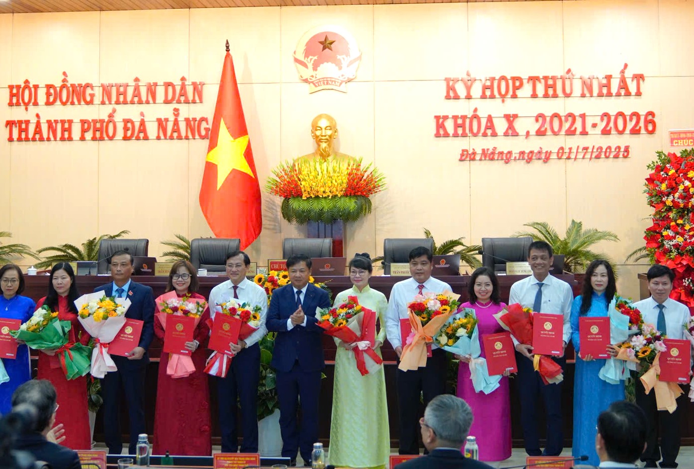 दा नांग ने 14 विभाग निदेशकों की नियुक्ति के निर्णय की घोषणा की - फोटो 2. Đà Nẵng công bố quyết định bổ nhiệm 14 giám đốc sở- Ảnh 2.
