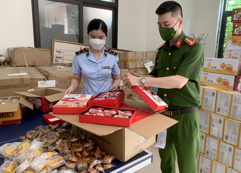 Tăng cường kiểm tra, kiểm soát thị trường, xử lý nghiêm các vi phạm- Ảnh 1. Tăng cường kiểm tra, kiểm soát thị trường, xử lý nghiêm các vi phạm- Ảnh 1.