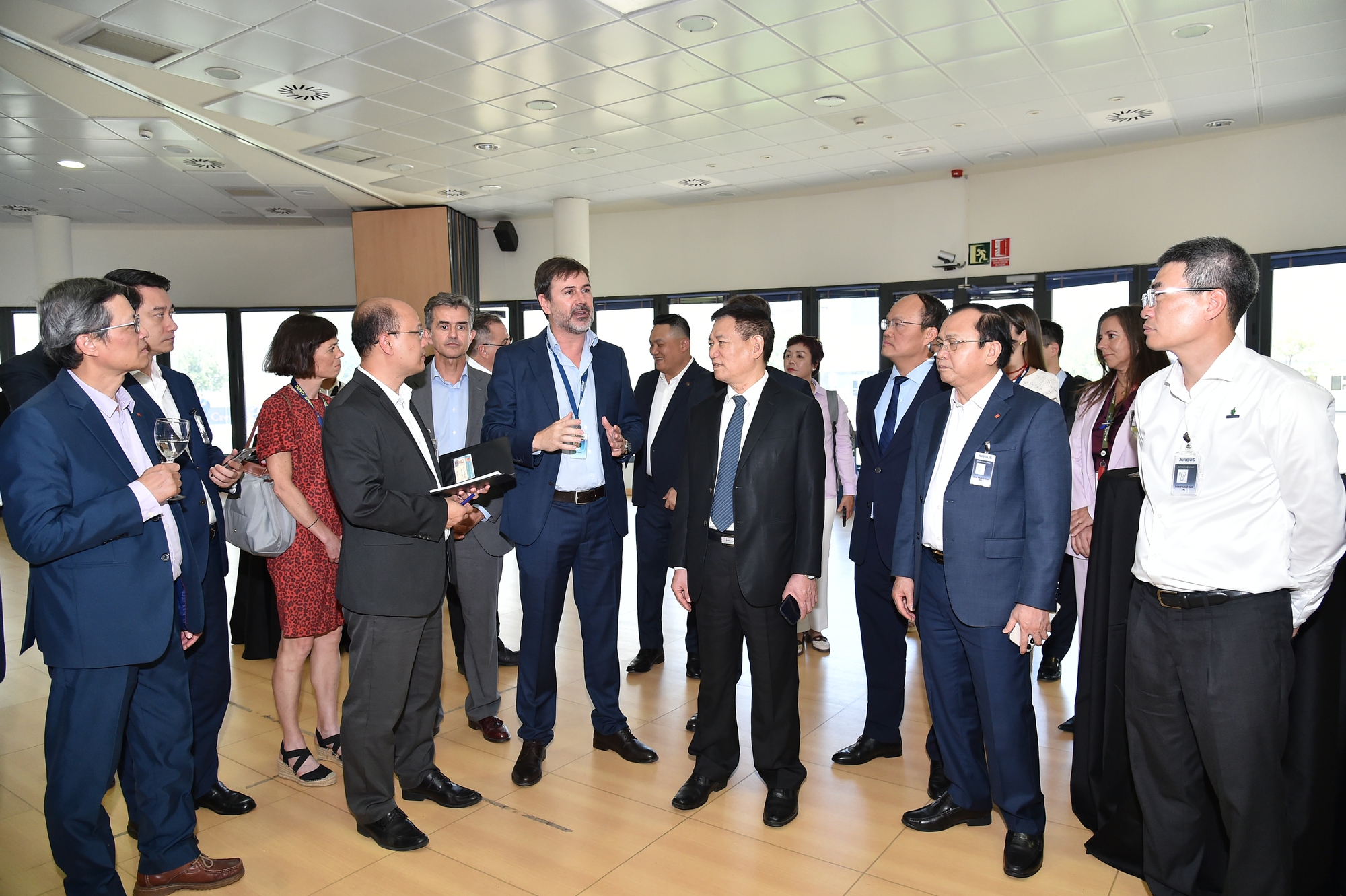 هو دوک فوک، معاون نخست وزیر، وزیر تجارت و توسعه خارجی فنلاند را به حضور پذیرفت؛ از کارخانه تولید هواپیماهای ایرباس بازدید کرد - عکس ۳. Phó Thủ tướng Hồ Đức Phớc tiếp Bộ trưởng Ngoại thương và Phát triển Phần Lan; thăm cơ sở sản xuất máy bay Airbus- Ảnh 3.