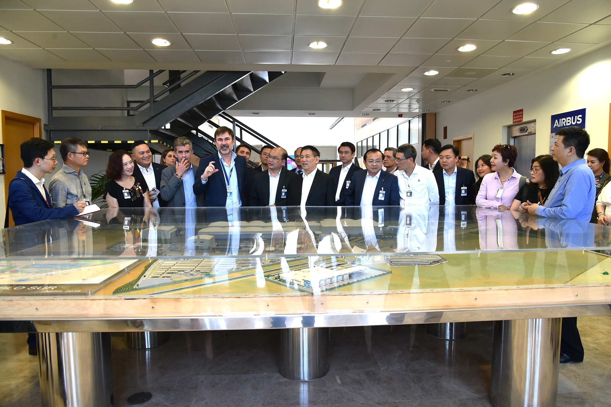 هو دوک فوک، معاون نخست وزیر، وزیر تجارت و توسعه خارجی فنلاند را به حضور پذیرفت؛ از کارخانه تولید هواپیمای ایرباس بازدید کرد - عکس ۴. Phó Thủ tướng Hồ Đức Phớc tiếp Bộ trưởng Ngoại thương và Phát triển Phần Lan; thăm cơ sở sản xuất máy bay Airbus- Ảnh 4.