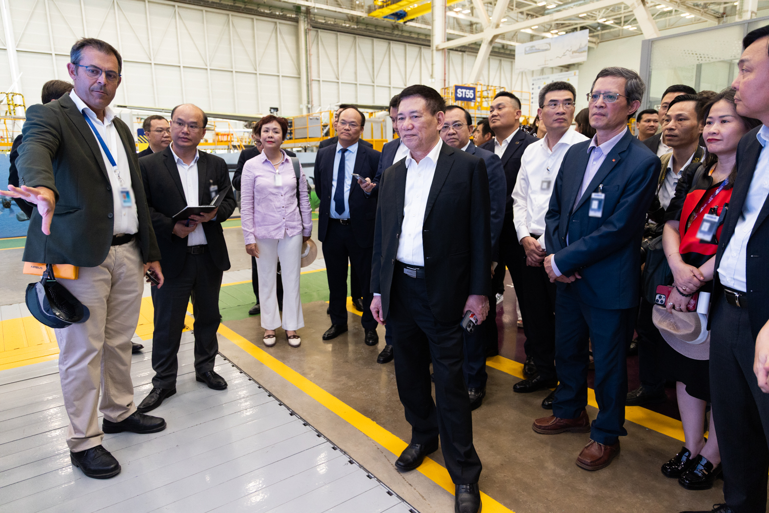 هو دوک فوک، معاون نخست وزیر، وزیر تجارت و توسعه خارجی فنلاند را به حضور پذیرفت؛ از کارخانه تولید هواپیمای ایرباس بازدید کرد - عکس ۵. Phó Thủ tướng Hồ Đức Phớc tiếp Bộ trưởng Ngoại thương và Phát triển Phần Lan; thăm cơ sở sản xuất máy bay Airbus- Ảnh 5.