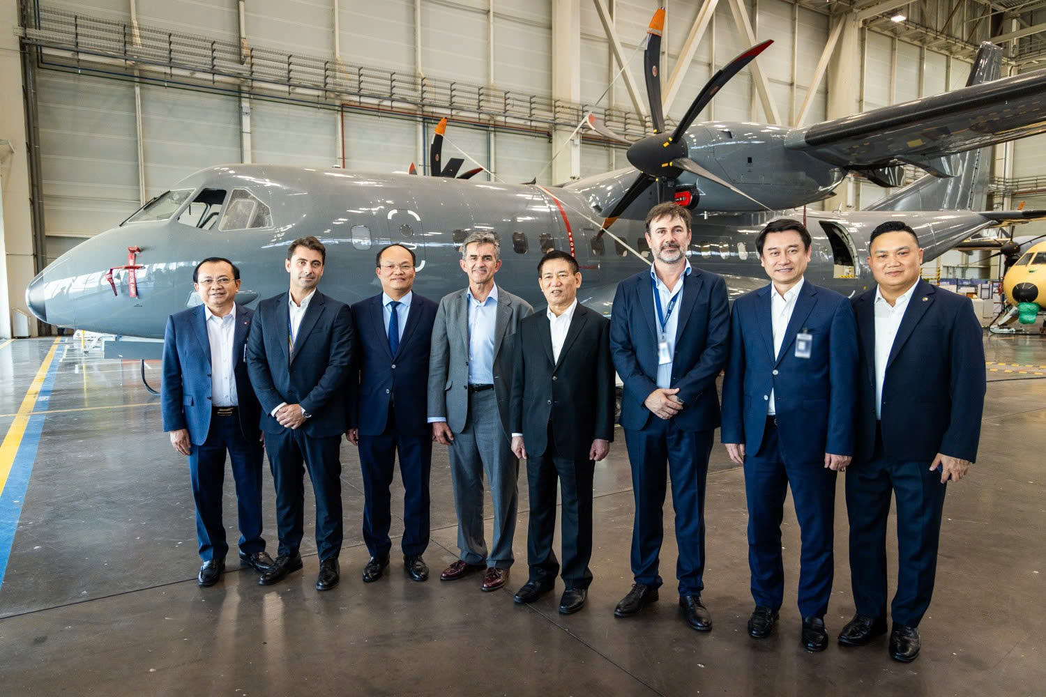 هو دوک فوک، معاون نخست وزیر، وزیر تجارت و توسعه خارجی فنلاند را به حضور پذیرفت؛ از کارخانه تولید هواپیمای ایرباس بازدید کرد - عکس ۶. Phó Thủ tướng Hồ Đức Phớc tiếp Bộ trưởng Ngoại thương và Phát triển Phần Lan; thăm cơ sở sản xuất máy bay Airbus- Ảnh 6.