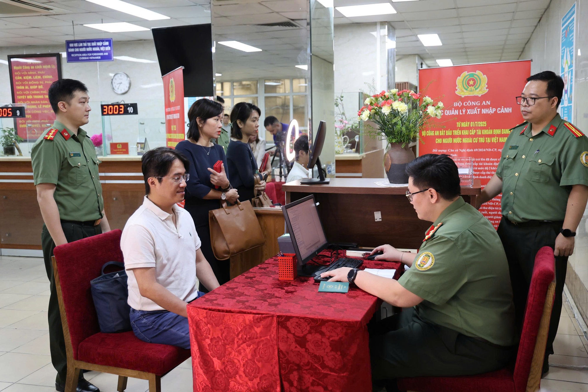 Định danh điện tử mức độ 2 cho người nước ngoài: Thuận lợi, an toàn, nhanh chóng- Ảnh 1.