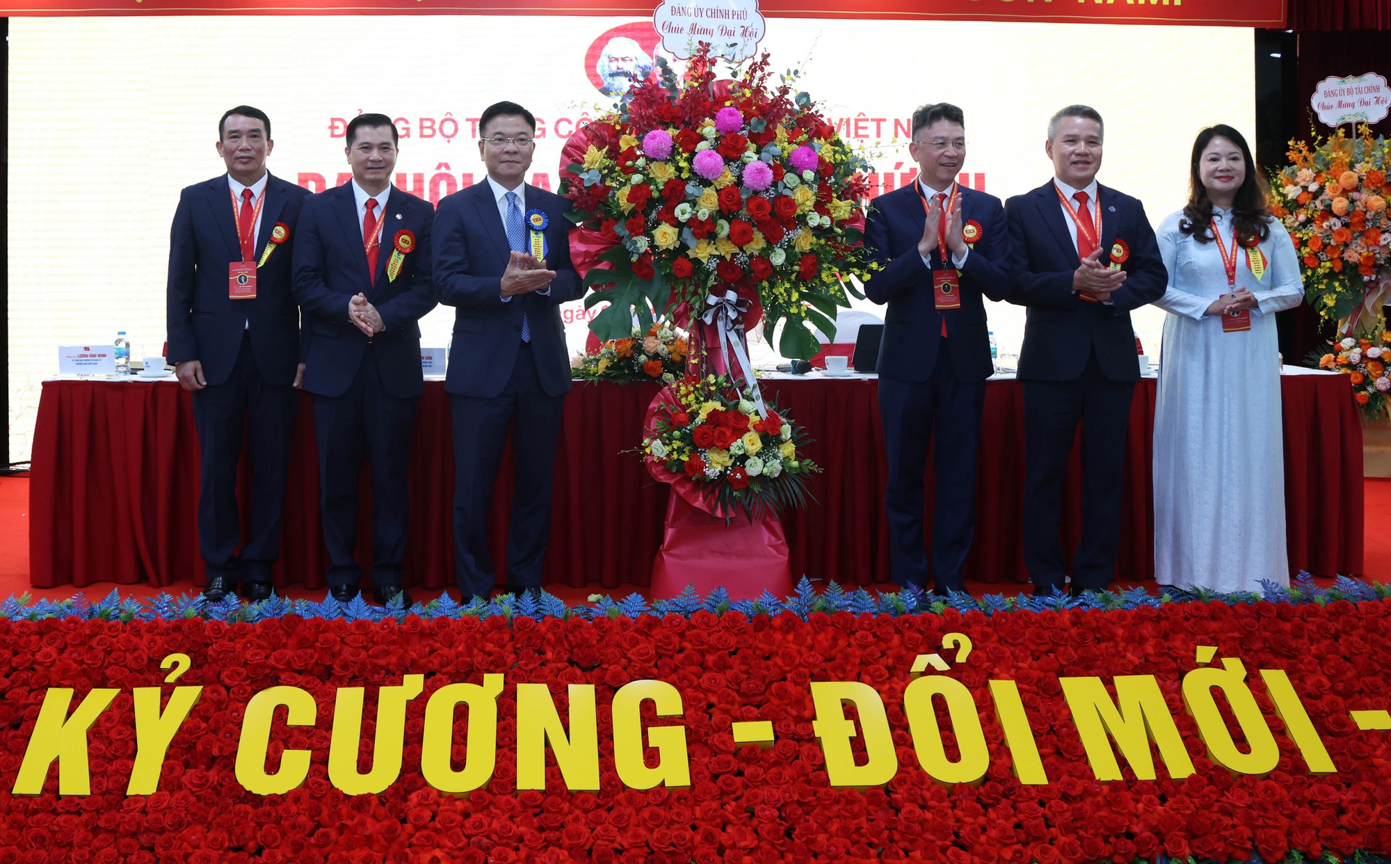 Phó Thủ tướng Lê Thành Long: Xây dựng VIMC giữ vị trí số 1 của ngành hàng hải Việt Nam- Ảnh 3. Phó Thủ tướng Lê Thành Long: Xây dựng VIMC giữ vị trí số 1 của ngành hàng hải Việt Nam- Ảnh 3.