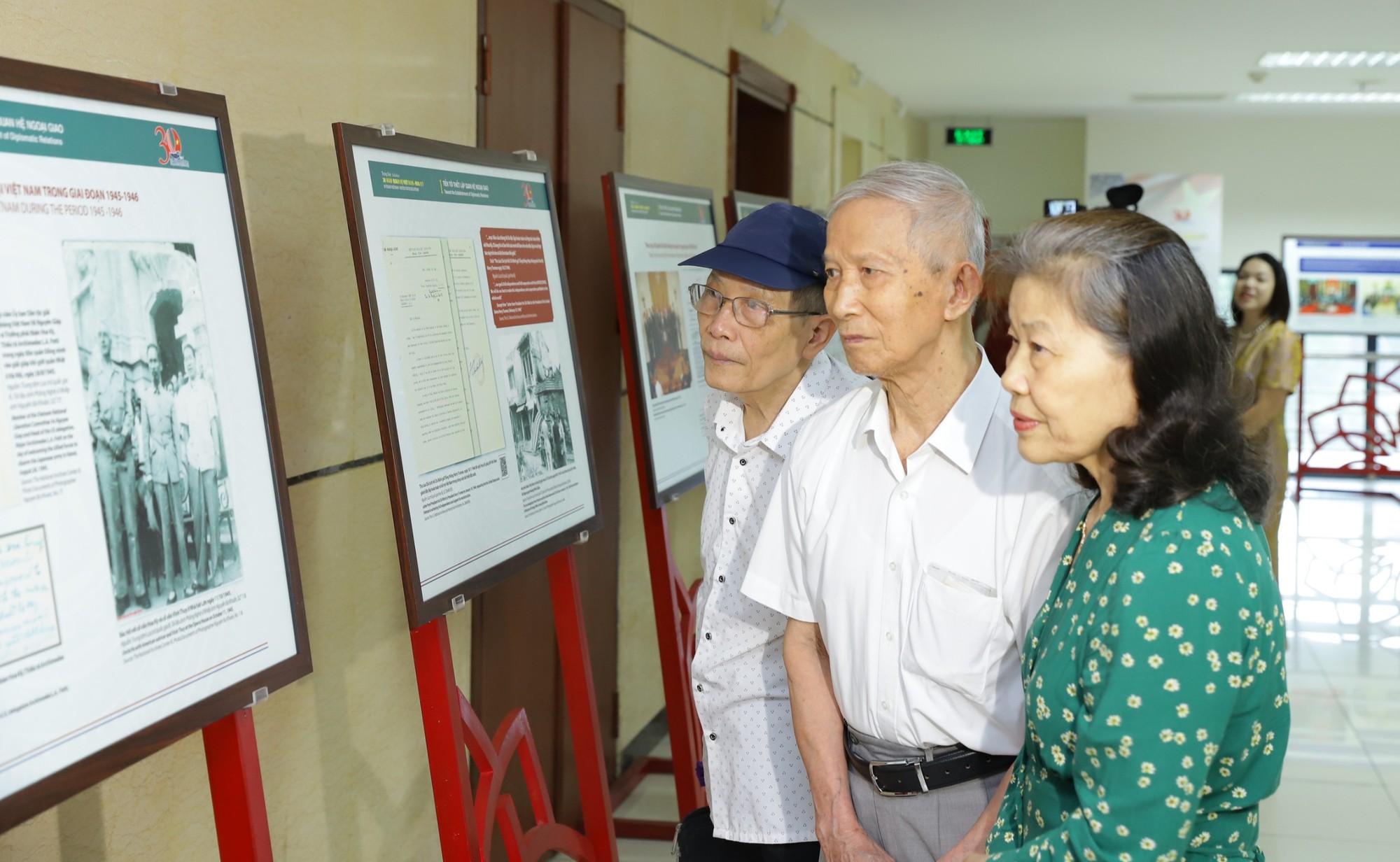 Trưng bày '30 năm quan hệ ngoại giao Việt Nam - Hoa Kỳ' và trao hồ sơ chứng tích chiến tranh - Ảnh 3. Trưng bày '30 năm quan hệ ngoại giao Việt Nam - Hoa Kỳ' và trao hồ sơ chứng tích chiến tranh - Ảnh 3.