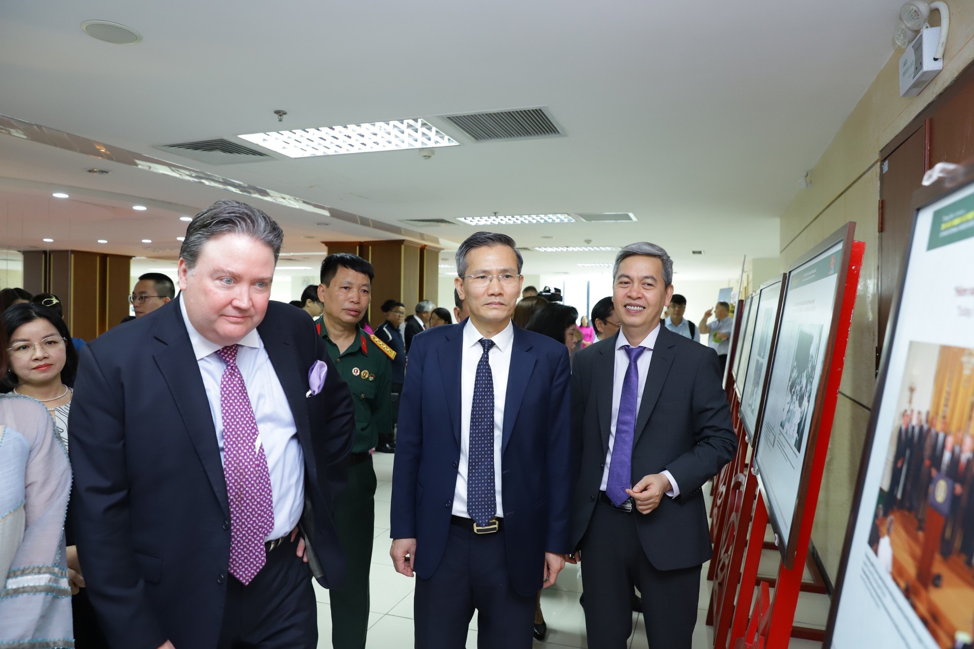 Trưng bày '30 năm quan hệ ngoại giao Việt Nam - Hoa Kỳ' và trao hồ sơ chứng tích chiến tranh - Ảnh 1. Trưng bày '30 năm quan hệ ngoại giao Việt Nam - Hoa Kỳ' và trao hồ sơ chứng tích chiến tranh - Ảnh 1.