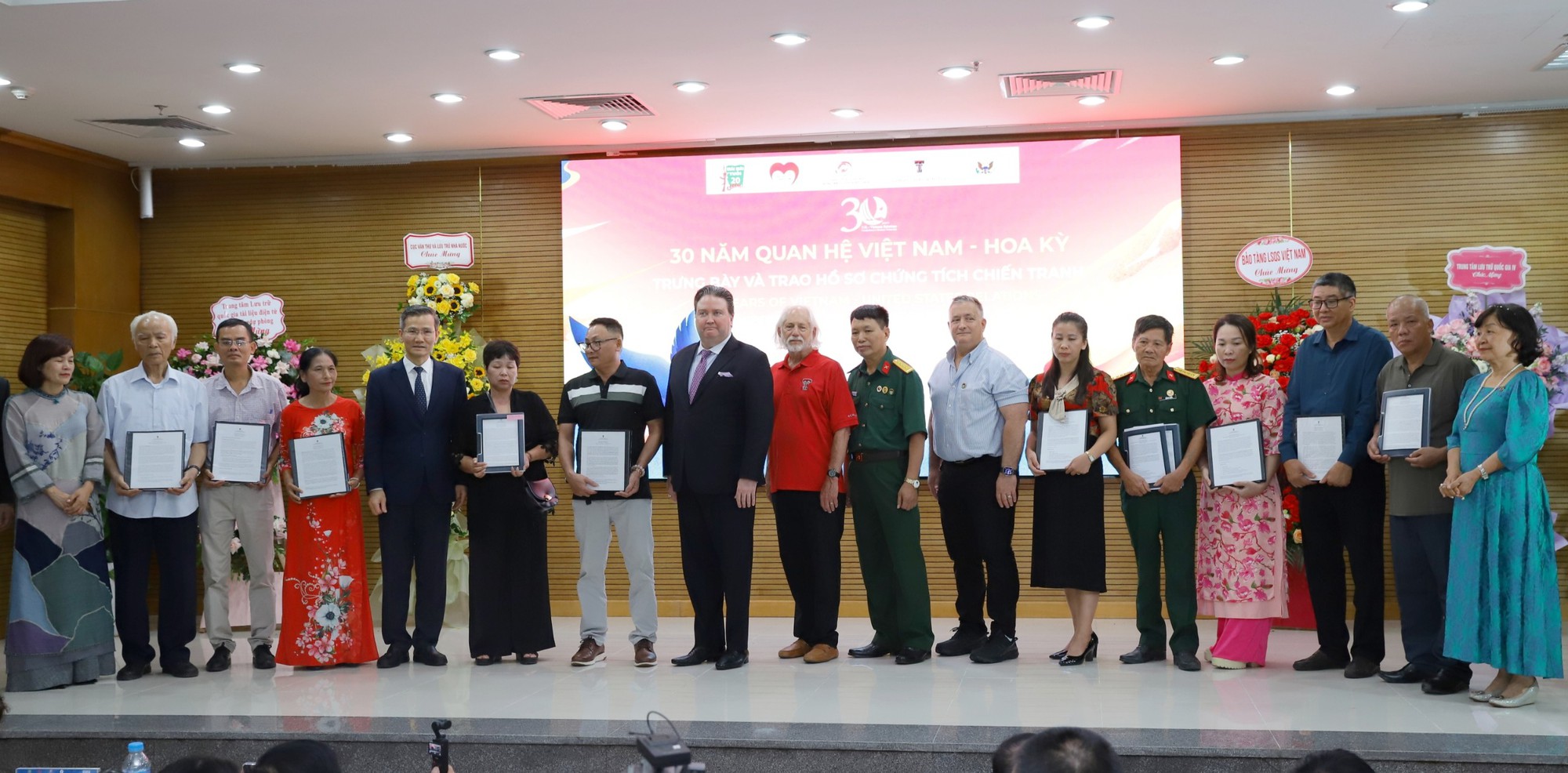 Trưng bày '30 năm quan hệ ngoại giao Việt Nam - Hoa Kỳ' và trao hồ sơ chứng tích chiến tranh - Ảnh 2. Trưng bày '30 năm quan hệ ngoại giao Việt Nam - Hoa Kỳ' và trao hồ sơ chứng tích chiến tranh - Ảnh 2.