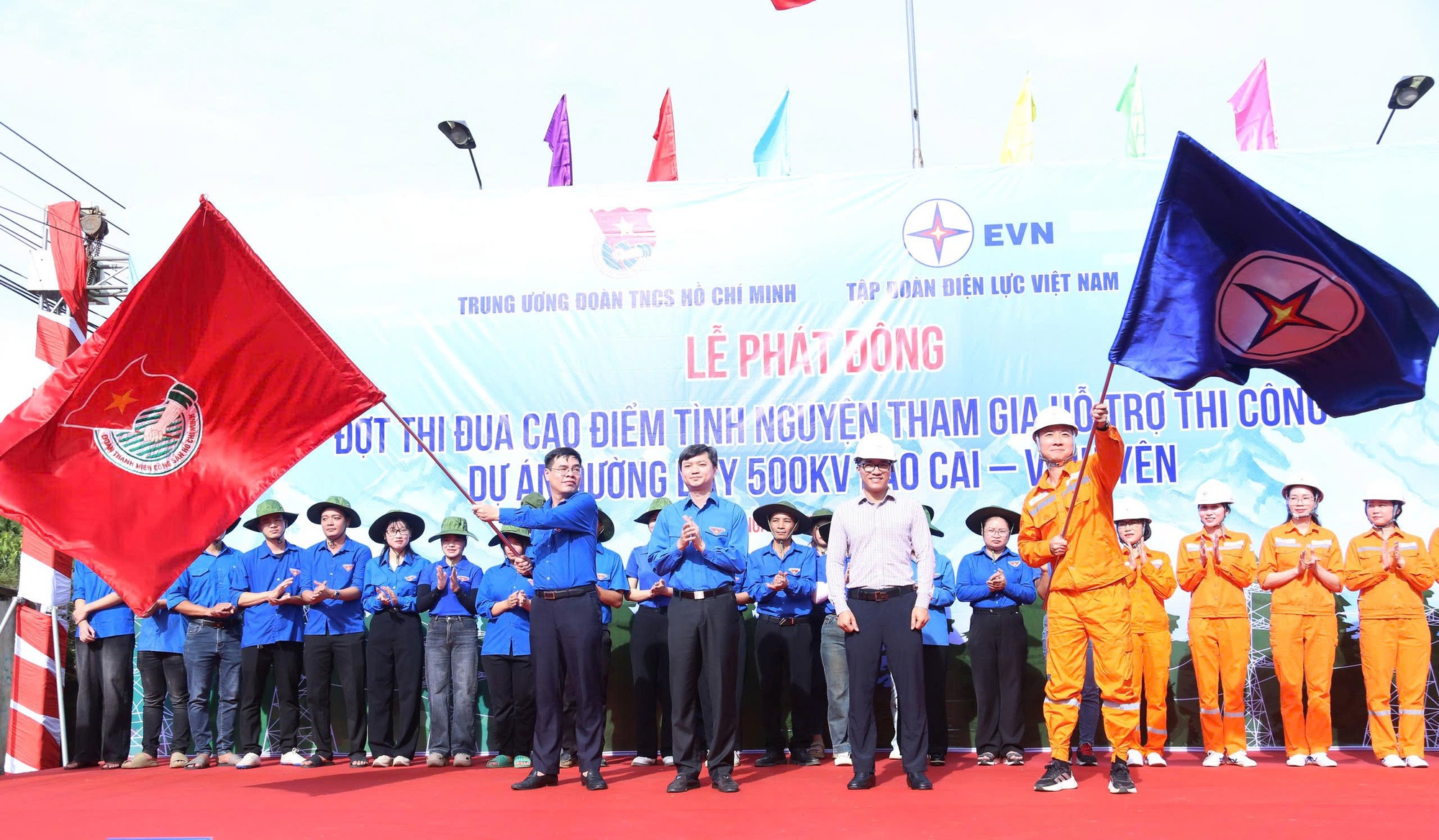 Thi đua cao điểm tình nguyện hỗ trợ thi công Dự án đường dây 500kV Lào Cai – Vĩnh Yên- Ảnh 1. Thi đua cao điểm tình nguyện hỗ trợ thi công Dự án đường dây 500kV Lào Cai – Vĩnh Yên- Ảnh 1.