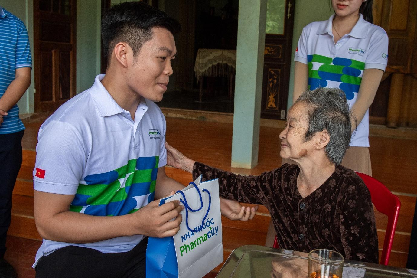 Hệ thống nhà thuốc Pharmacity chăm sóc sức khỏe người có công tại Quảng Trị- Ảnh 2. Hệ thống nhà thuốc Pharmacity chăm sóc sức khỏe người có công tại Quảng Trị- Ảnh 2.