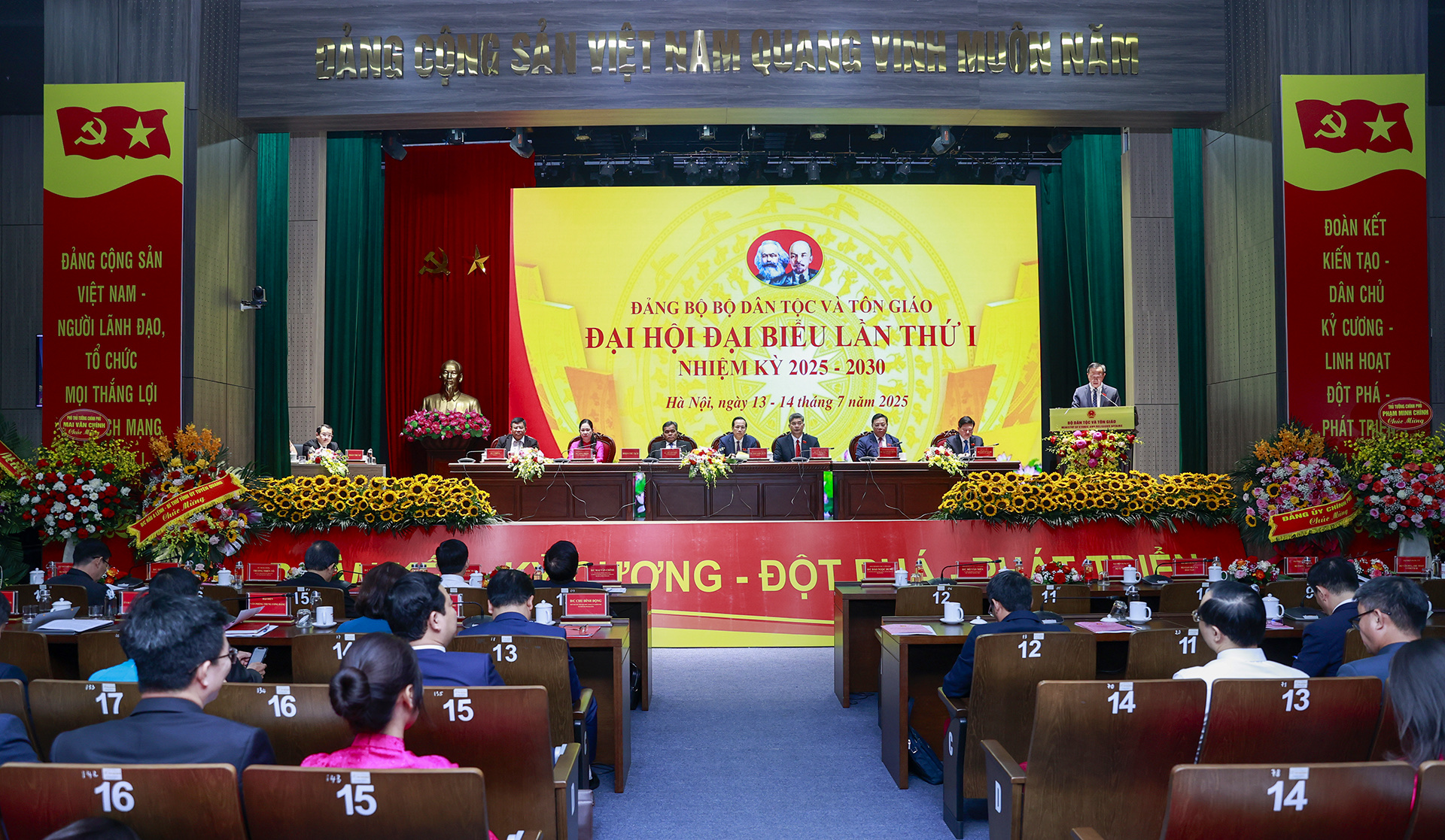 Nâng tầm chất lượng tham mưu chiến lược về công tác dân tộc, tôn giáo- Ảnh 3. Nâng tầm chất lượng tham mưu chiến lược về công tác dân tộc, tôn giáo- Ảnh 3.