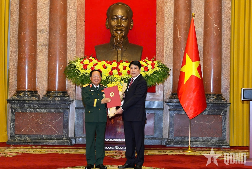 Chủ tịch nước trao Quyết định thăng quân hàm; cấp bậc hàm Đại tướng, Thượng tướng đối với sĩ quan Quân đội và Công an- Ảnh 1. Chủ tịch nước trao Quyết định thăng quân hàm; cấp bậc hàm Đại tướng, Thượng tướng đối với sĩ quan Quân đội và Công an- Ảnh 1.