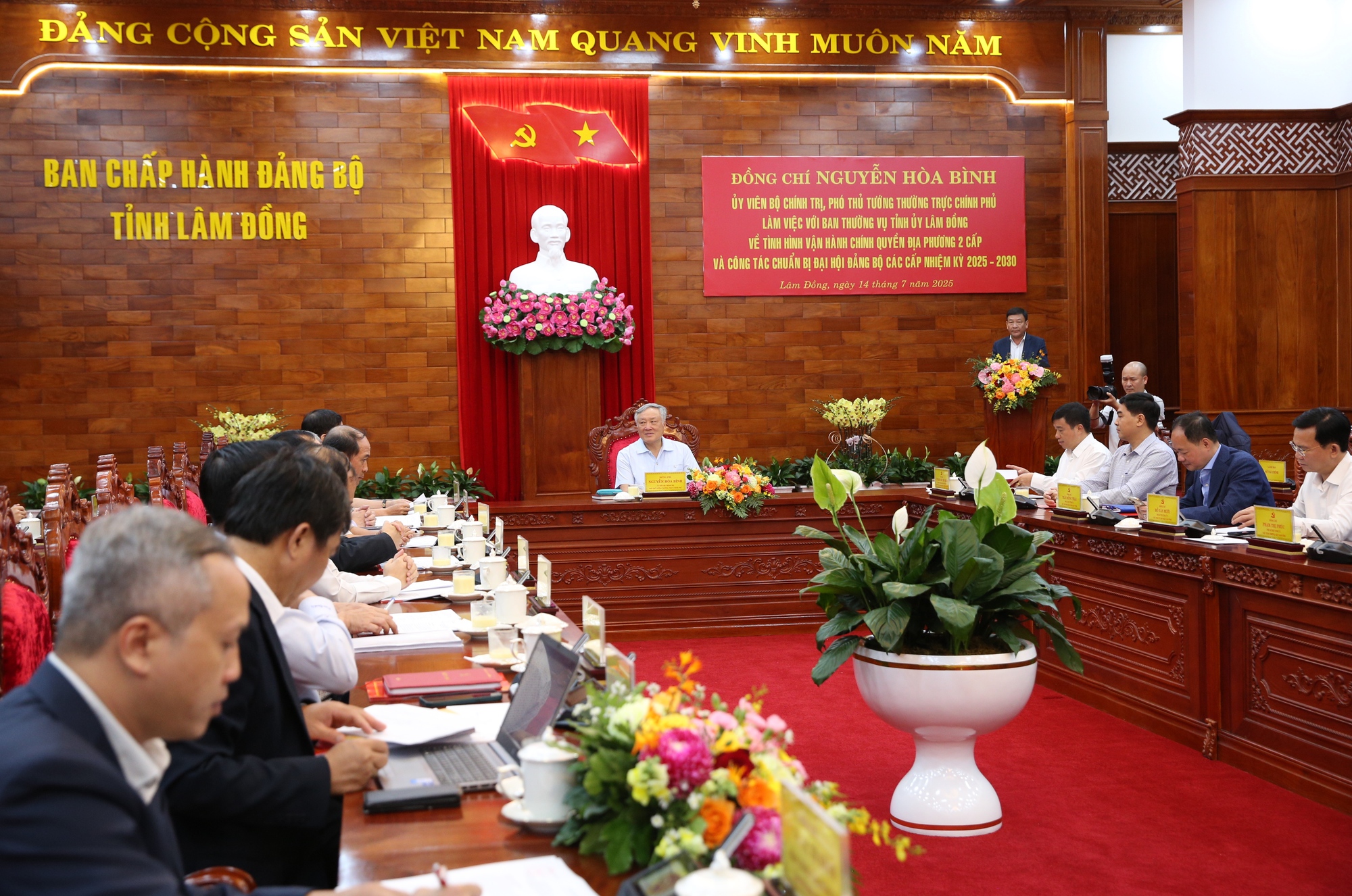 Phó Thủ tướng Thường trực Nguyễn Hòa Bình: Chính quyền địa phương 2 cấp của tỉnh Lâm Đồng vận hành khá suôn sẻ, trơn tru- Ảnh 5. Phó Thủ tướng Thường trực Nguyễn Hòa Bình: Chính quyền địa phương 2 cấp của tỉnh Lâm Đồng vận hành khá suôn sẻ, trơn tru- Ảnh 5.