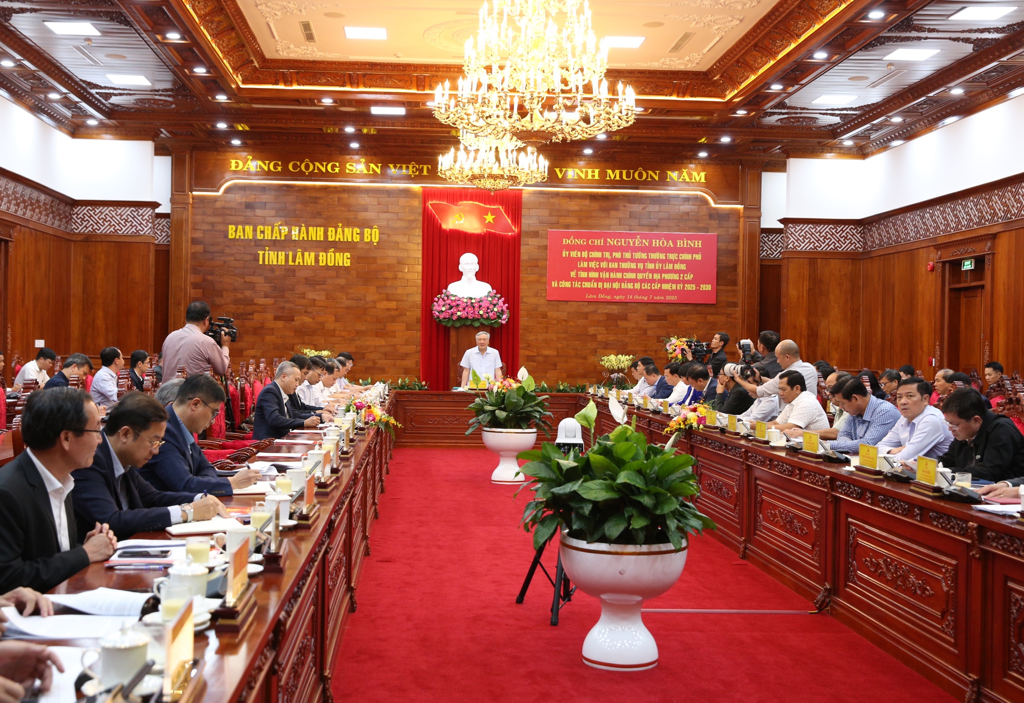 Phó Thủ tướng Thường trực Nguyễn Hòa Bình: Chính quyền địa phương 2 cấp của tỉnh Lâm Đồng vận hành khá suôn sẻ, trơn tru- Ảnh 3. Phó Thủ tướng Thường trực Nguyễn Hòa Bình: Chính quyền địa phương 2 cấp của tỉnh Lâm Đồng vận hành khá suôn sẻ, trơn tru- Ảnh 3.