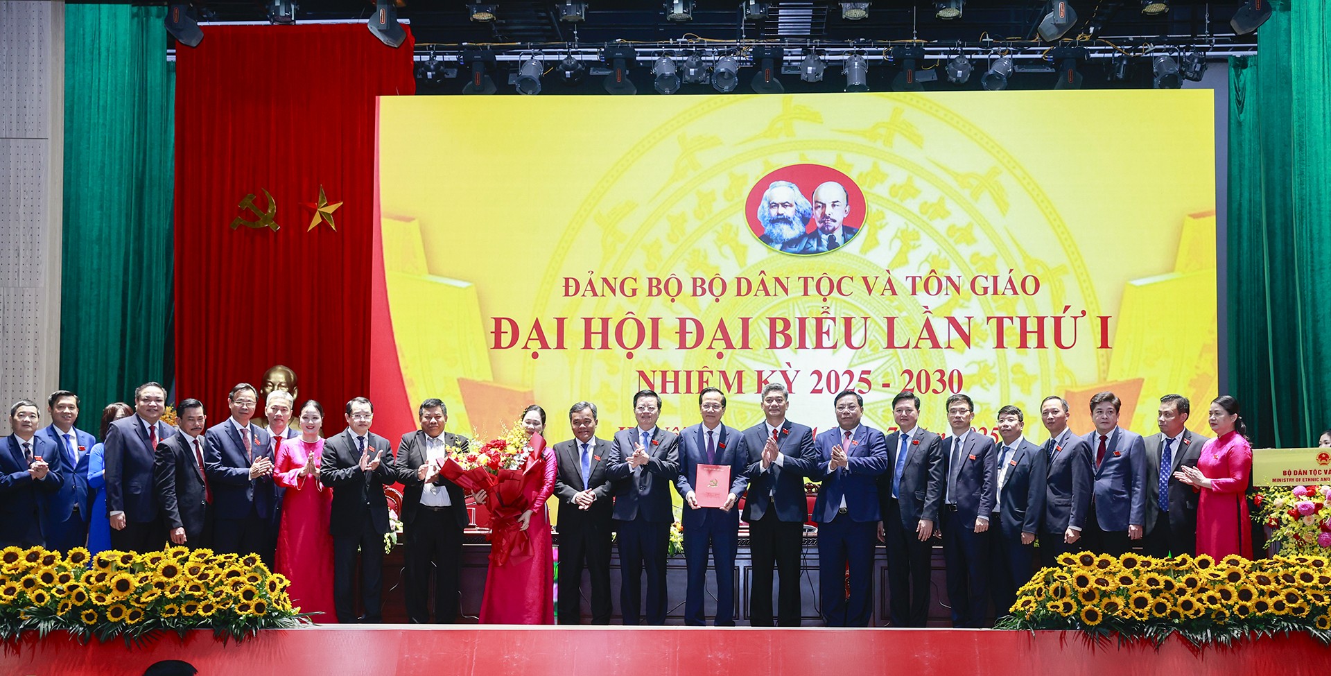 Nâng cao hiệu quả công tác dân tộc, tôn giáo trong giai đoạn mới- Ảnh 4. Nâng cao hiệu quả công tác dân tộc, tôn giáo trong giai đoạn mới- Ảnh 4.