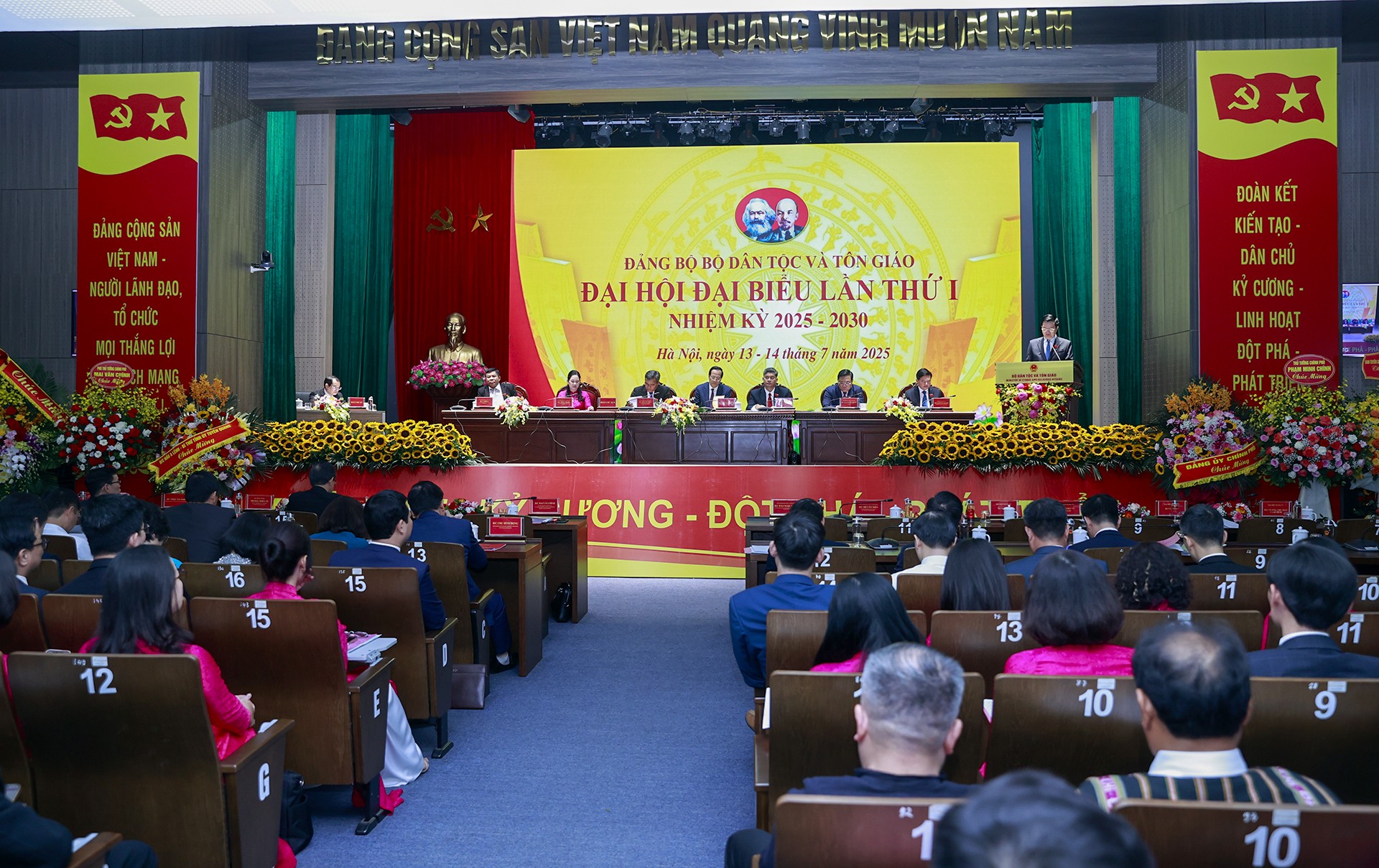 Nâng cao hiệu quả công tác dân tộc, tôn giáo trong giai đoạn mới- Ảnh 2. Nâng cao hiệu quả công tác dân tộc, tôn giáo trong giai đoạn mới- Ảnh 2.