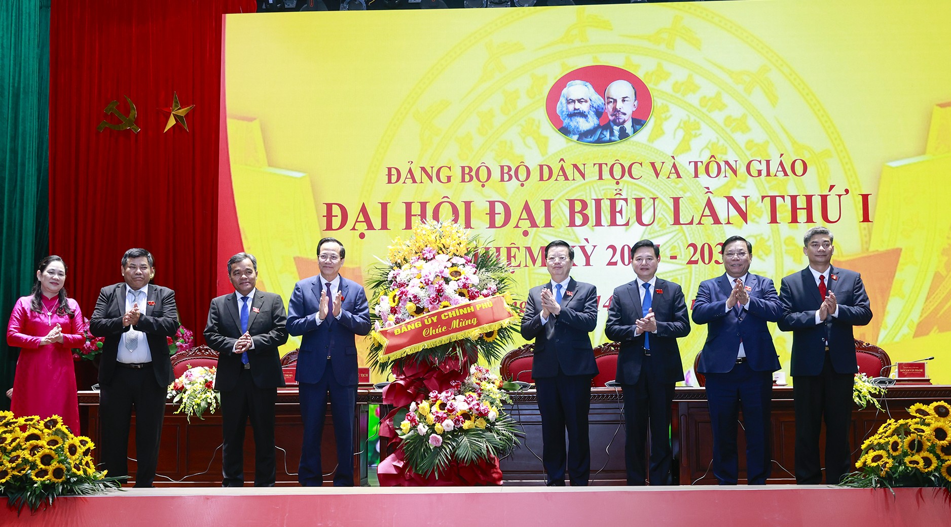 Nâng cao hiệu quả công tác dân tộc, tôn giáo trong giai đoạn mới- Ảnh 3. Nâng cao hiệu quả công tác dân tộc, tôn giáo trong giai đoạn mới- Ảnh 3.