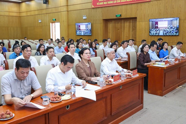 Ủy ban Trung ương MTTQ Việt Nam tiếp nhận kinh phí ủng hộ xóa nhà tạm, nhà dột nát- Ảnh 1. Ủy ban Trung ương MTTQ Việt Nam tiếp nhận kinh phí ủng hộ xóa nhà tạm, nhà dột nát- Ảnh 1.