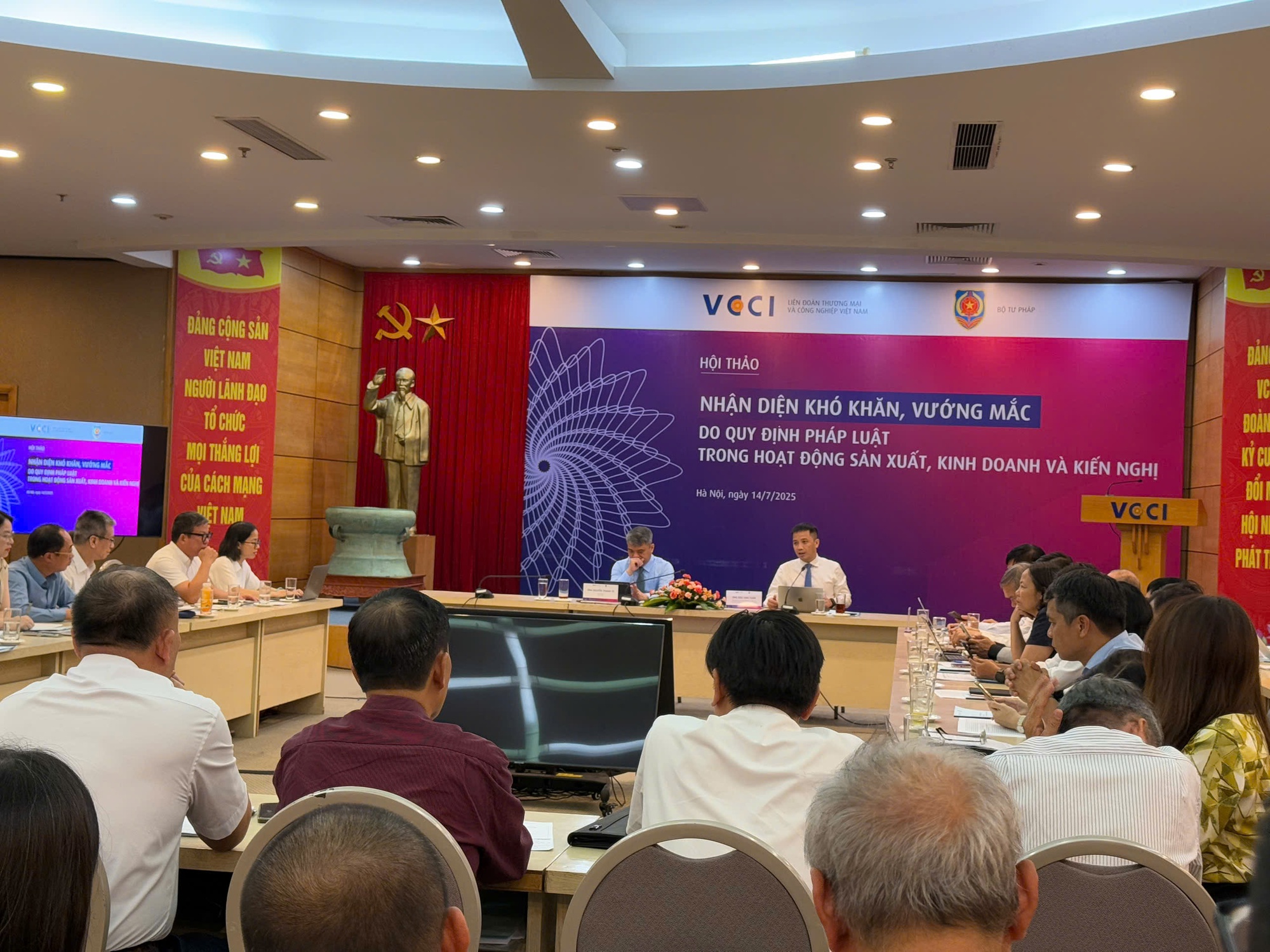Gỡ vướng mắc về quy định kinh doanh, thúc đẩy doanh nghiệp phát triển- Ảnh 1. Gỡ vướng mắc về quy định kinh doanh, thúc đẩy doanh nghiệp phát triển- Ảnh 1.