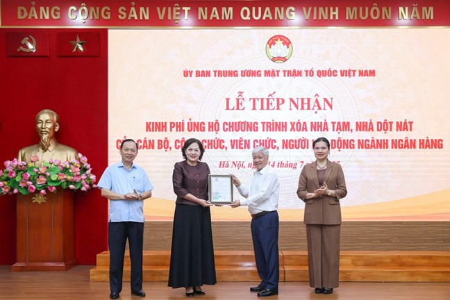 Ủy ban Trung ương MTTQ Việt Nam tiếp nhận kinh phí ủng hộ xóa nhà tạm, nhà dột nát- Ảnh 8. Ủy ban Trung ương MTTQ Việt Nam tiếp nhận kinh phí ủng hộ xóa nhà tạm, nhà dột nát- Ảnh 8.