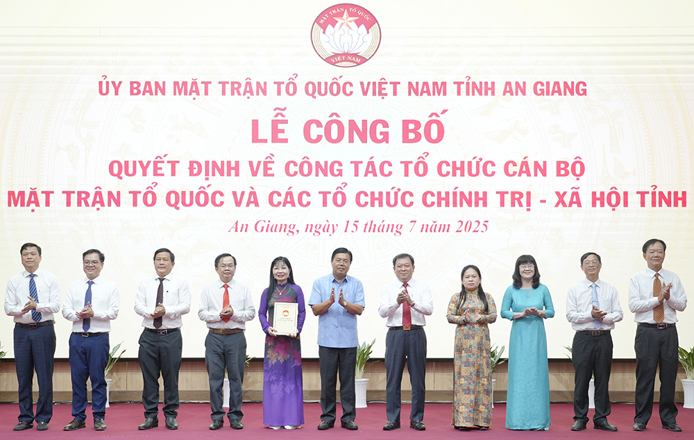 An Giang: Công bố lãnh đạo các tổ chức Chính trị-xã hội thuộc Ủy ban Mặt trận tổ quốc- Ảnh 1. An Giang: Công bố lãnh đạo các tổ chức Chính trị-xã hội thuộc Ủy ban Mặt trận tổ quốc- Ảnh 1.