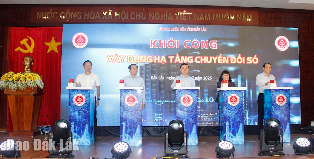 Đắk Lắk tăng tốc chuyển đổi số với 100 ngày cao điểm ‘Bình dân học vụ số’- Ảnh 1. Đắk Lắk tăng tốc chuyển đổi số với 100 ngày cao điểm ‘Bình dân học vụ số’- Ảnh 1.