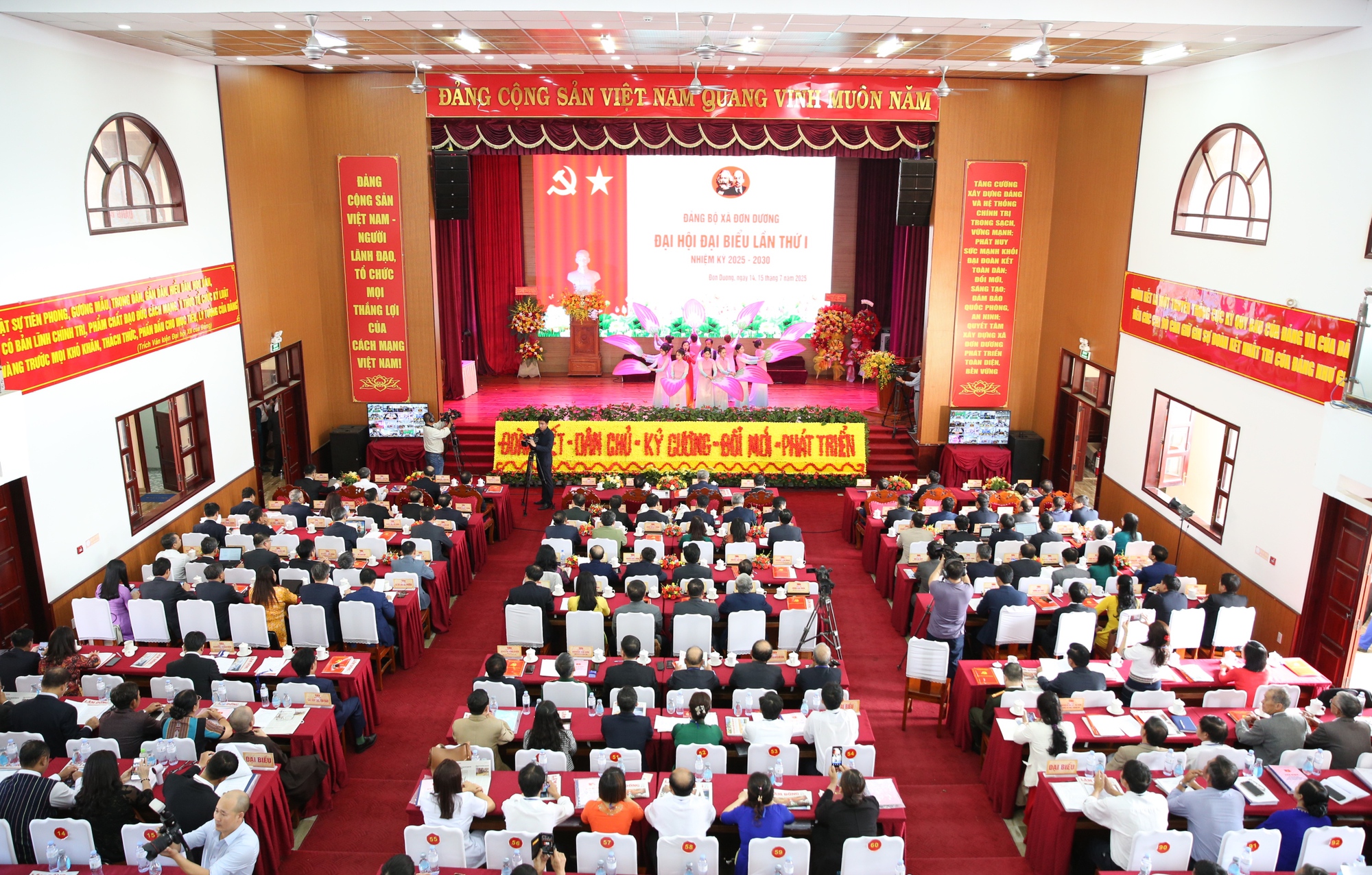 Phó Thủ tướng Thường trực Nguyễn Hòa Bình dự và chỉ đạo Đại hội điểm cấp xã của tỉnh Lâm Đồng- Ảnh 4. Phó Thủ tướng Thường trực Nguyễn Hòa Bình dự và chỉ đạo Đại hội điểm cấp xã của tỉnh Lâm Đồng- Ảnh 4.