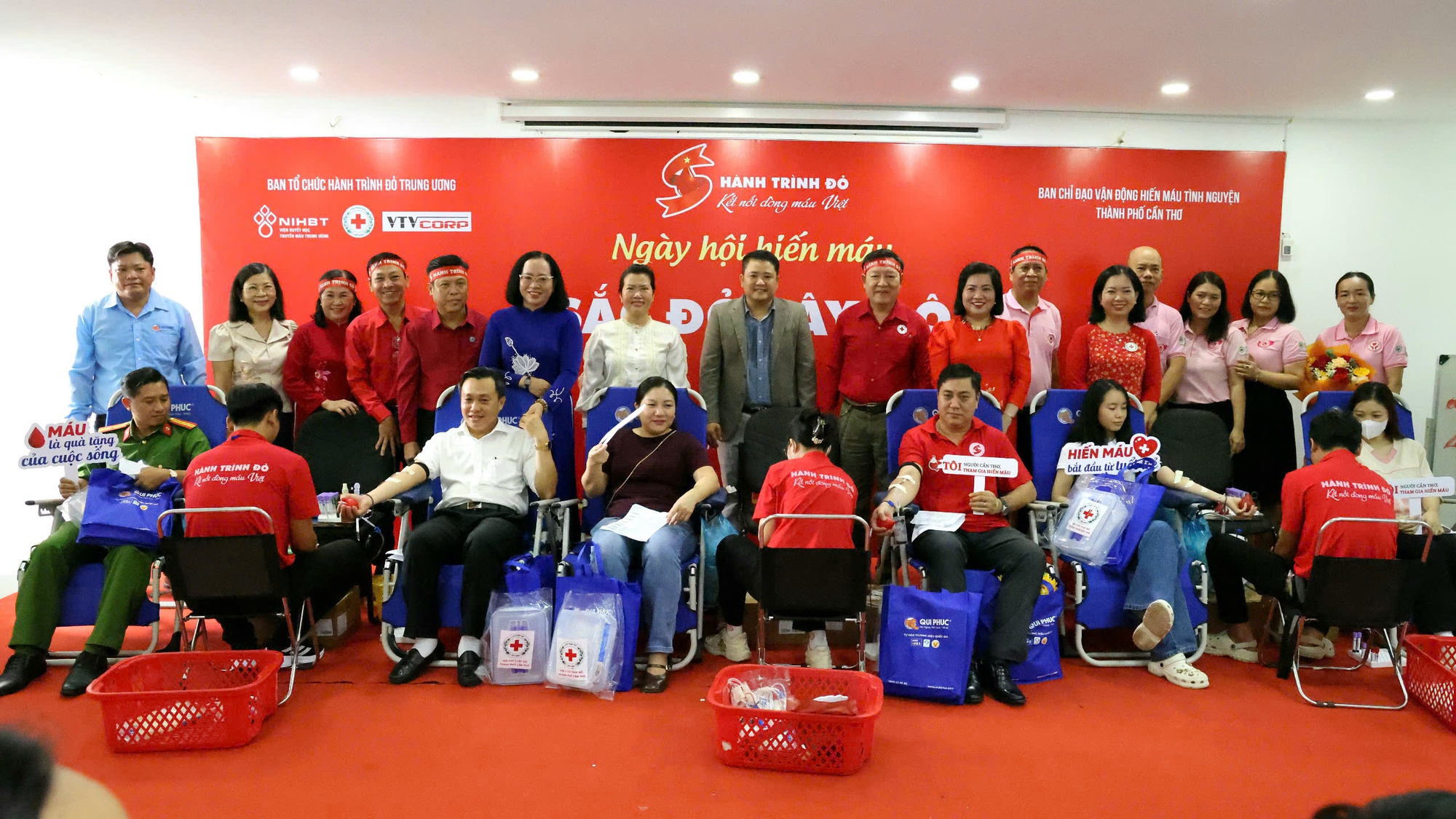 Ngày hội 'Sắc đỏ Tây Đô' và tôn vinh người hiến máu tiêu biểu- Ảnh 1. Ngày hội 'Sắc đỏ Tây Đô' và tôn vinh người hiến máu tiêu biểu- Ảnh 1.