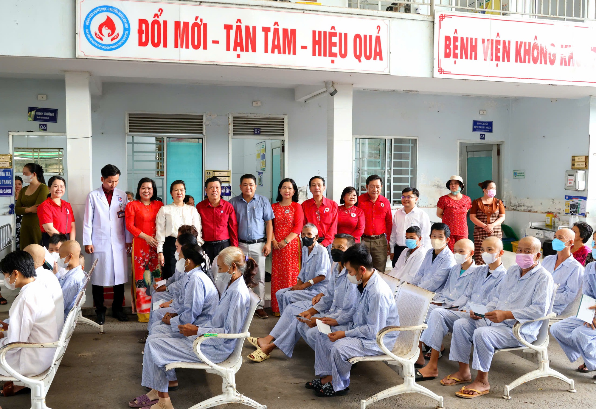Ngày hội 'Sắc đỏ Tây Đô' và tôn vinh người hiến máu tiêu biểu- Ảnh 2. Ngày hội 'Sắc đỏ Tây Đô' và tôn vinh người hiến máu tiêu biểu- Ảnh 2.