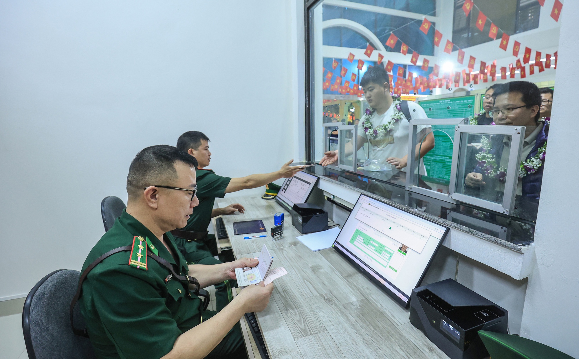 Bán vé tàu đi Trung Quốc tại tất cả các nhà ga từ hôm nay 16/7- Ảnh 2. Bán vé tàu đi Trung Quốc tại tất cả các nhà ga từ hôm nay 16/7- Ảnh 2.