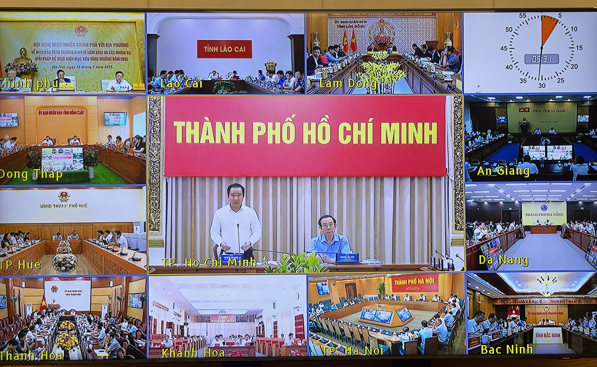 Thủ tướng: Tăng trưởng 8,3-8,5% năm 2025 không là 'mục tiêu bất khả thi'- Ảnh 16. Thủ tướng: Tăng trưởng 8,3-8,5% năm 2025 không là 'mục tiêu bất khả thi'- Ảnh 16.
