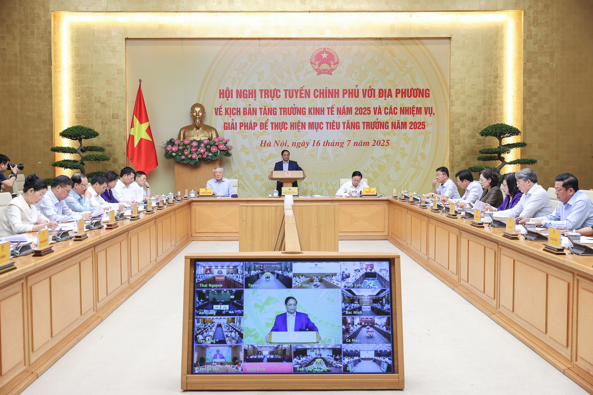 Thủ tướng: Tăng trưởng 8,3-8,5% năm 2025 không là 'mục tiêu bất khả thi'- Ảnh 15. Thủ tướng: Tăng trưởng 8,3-8,5% năm 2025 không là 'mục tiêu bất khả thi'- Ảnh 15.