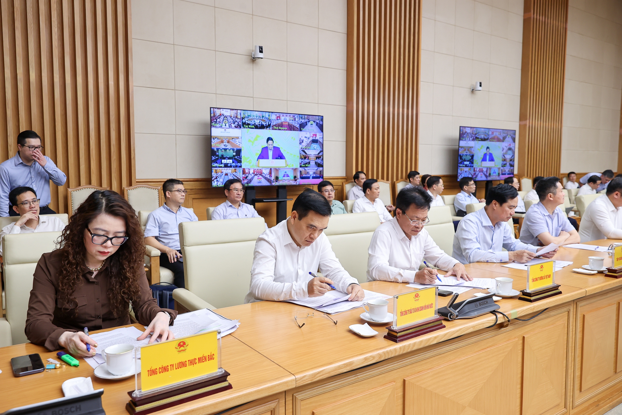 Thủ tướng: Tăng trưởng 8,3-8,5% năm 2025 không là 'mục tiêu bất khả thi'- Ảnh 11. Thủ tướng: Tăng trưởng 8,3-8,5% năm 2025 không là 'mục tiêu bất khả thi'- Ảnh 11.