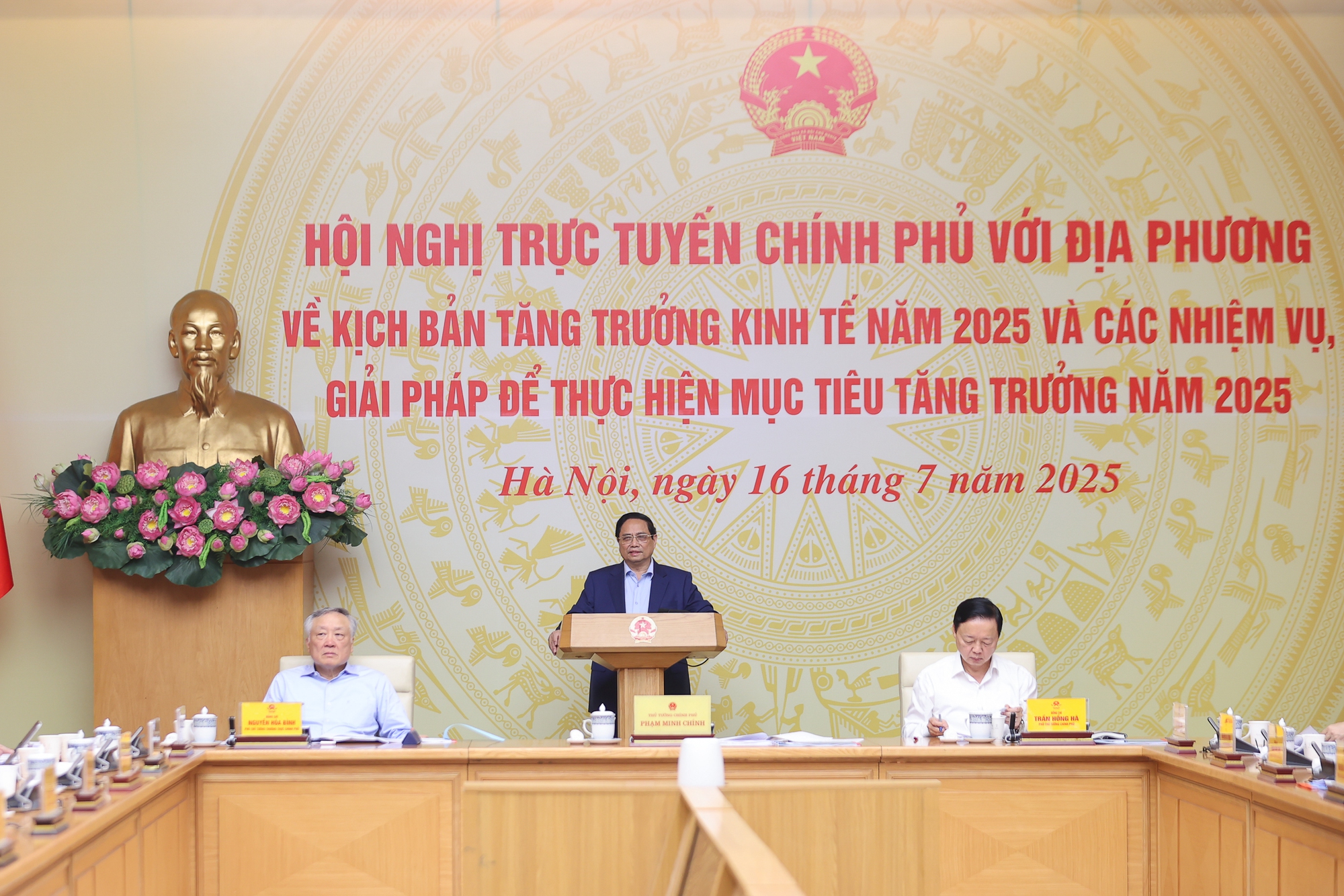 Thủ tướng: Phấn đấu tăng trưởng kinh tế năm 2025 từ 8,3-8,5%- Ảnh 1. Thủ tướng: Phấn đấu tăng trưởng kinh tế năm 2025 từ 8,3-8,5%- Ảnh 1.