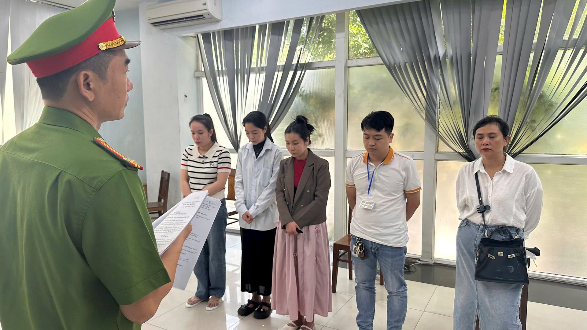 Khởi tố, bắt tạm giam nhóm 'bác sĩ giả' tại Phòng khám Đa khoa quốc tế Đà Nẵng- Ảnh 1. Khởi tố, bắt tạm giam nhóm 'bác sĩ giả' tại Phòng khám Đa khoa quốc tế Đà Nẵng- Ảnh 1.