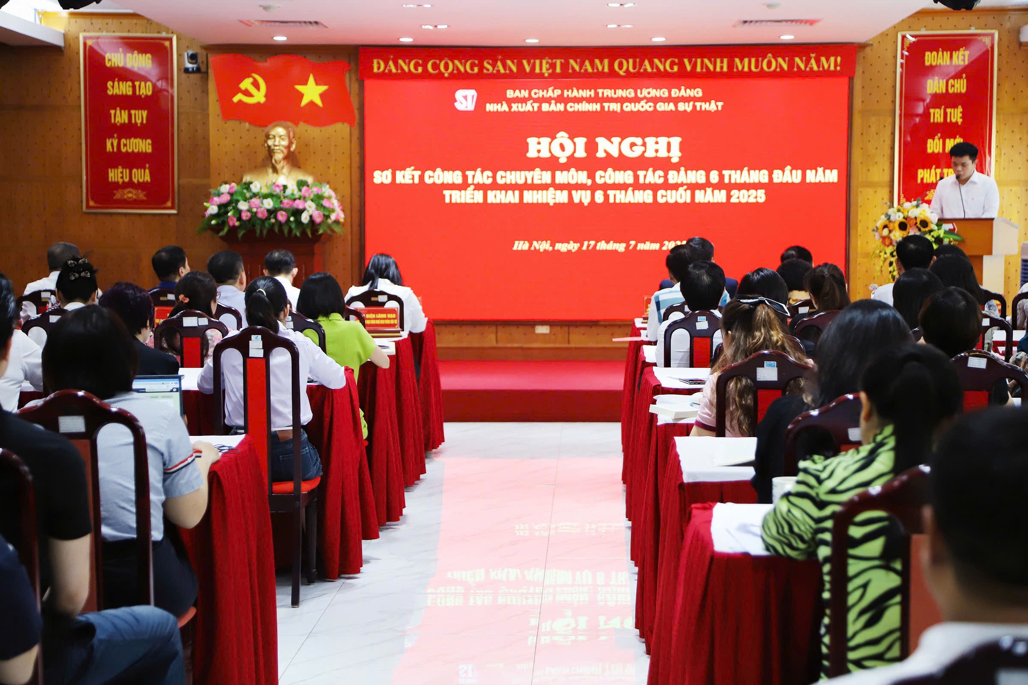 Chuyển đổi số mạnh mẽ, ứng dụng công nghệ hiện đại trong xuất bản- Ảnh 1. Chuyển đổi số mạnh mẽ, ứng dụng công nghệ hiện đại trong xuất bản- Ảnh 1.