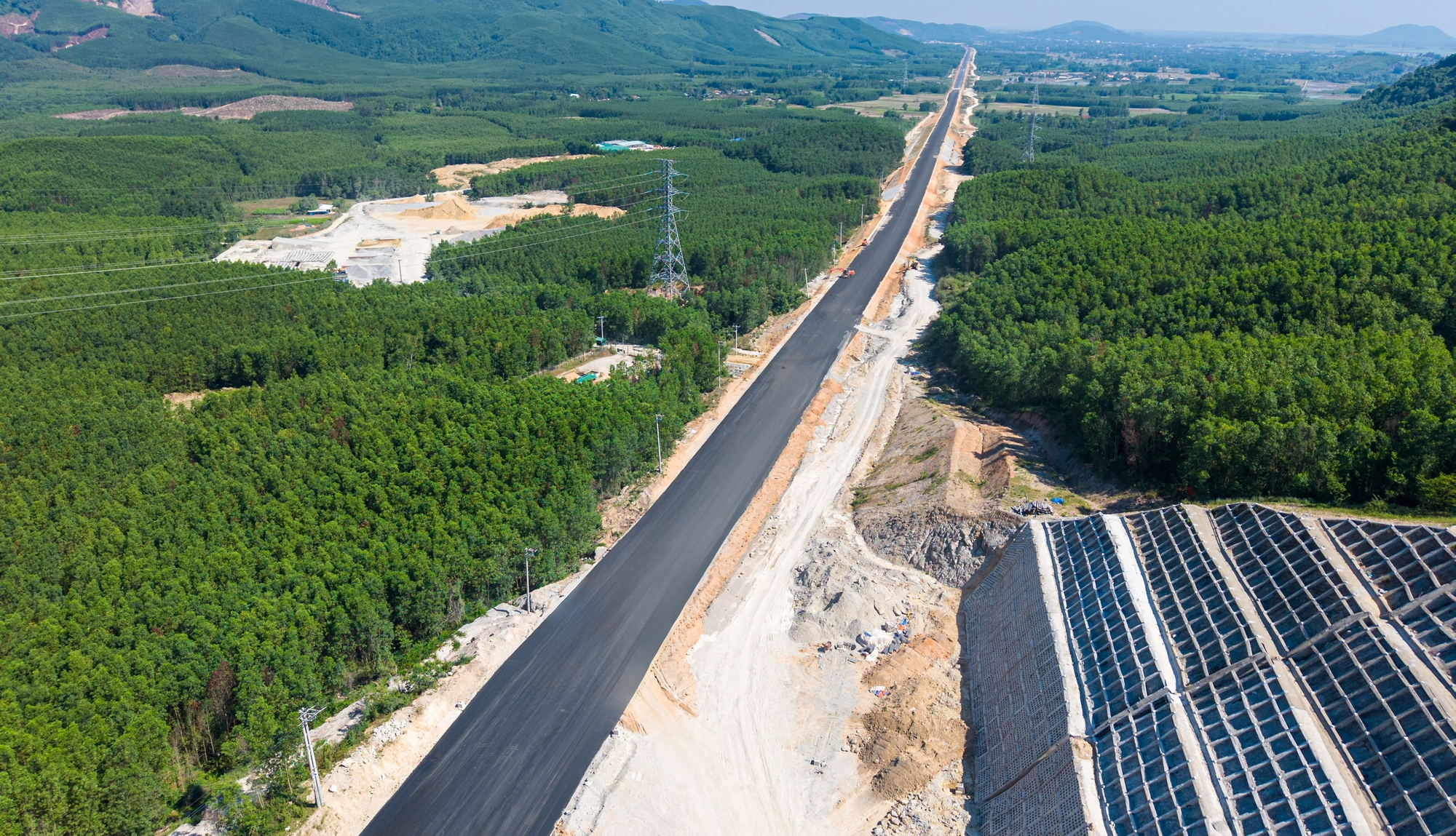 Thêm 2 tuyến cao tốc đáp ứng tiến độ, đảm bảo thông xe trong năm 2025- Ảnh 2.