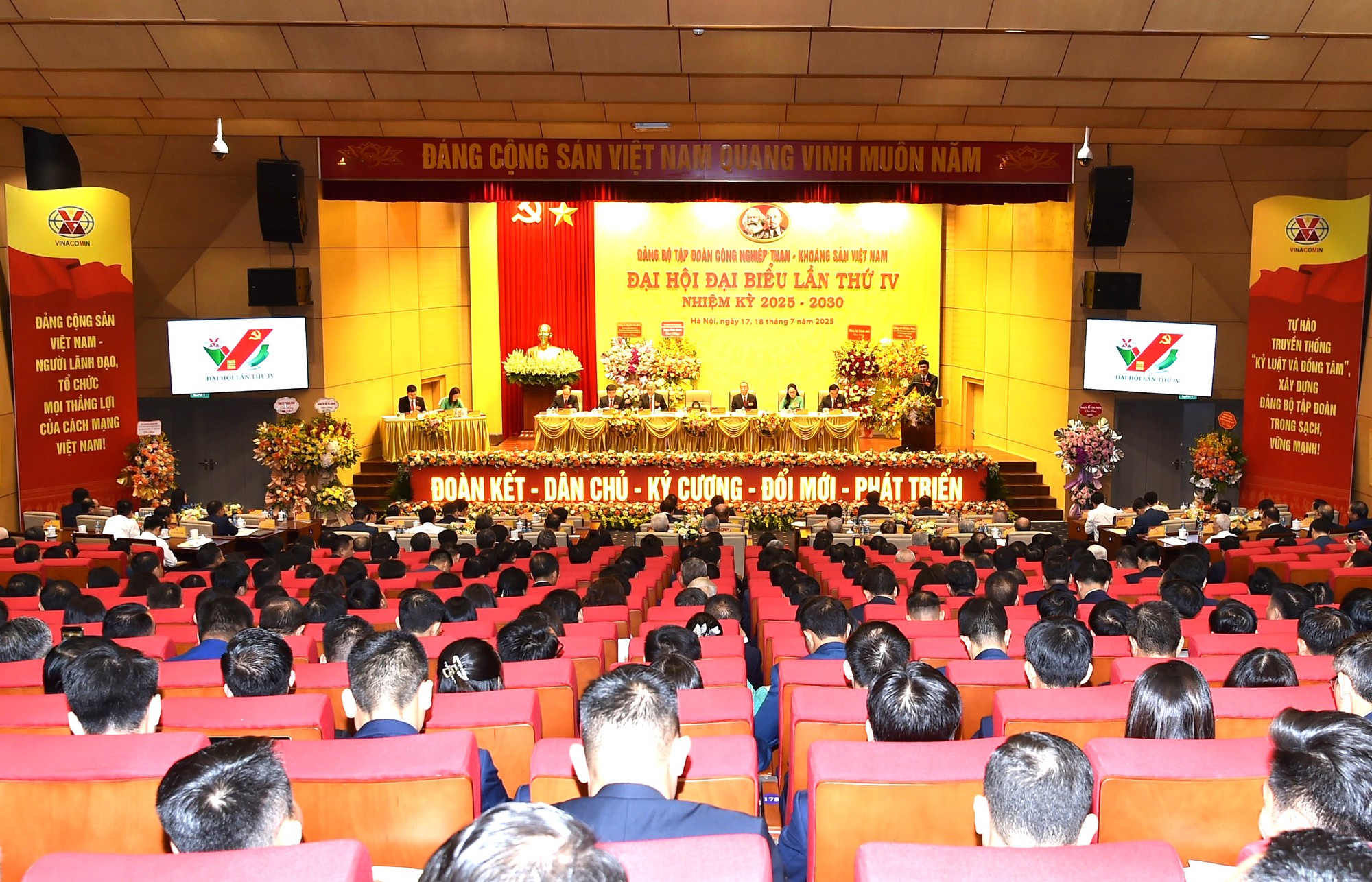 Phó Thủ tướng Hồ Đức Phớc dự Đại hội Tập đoàn Công nghiệp Than - Khoáng sản Việt Nam- Ảnh 1.