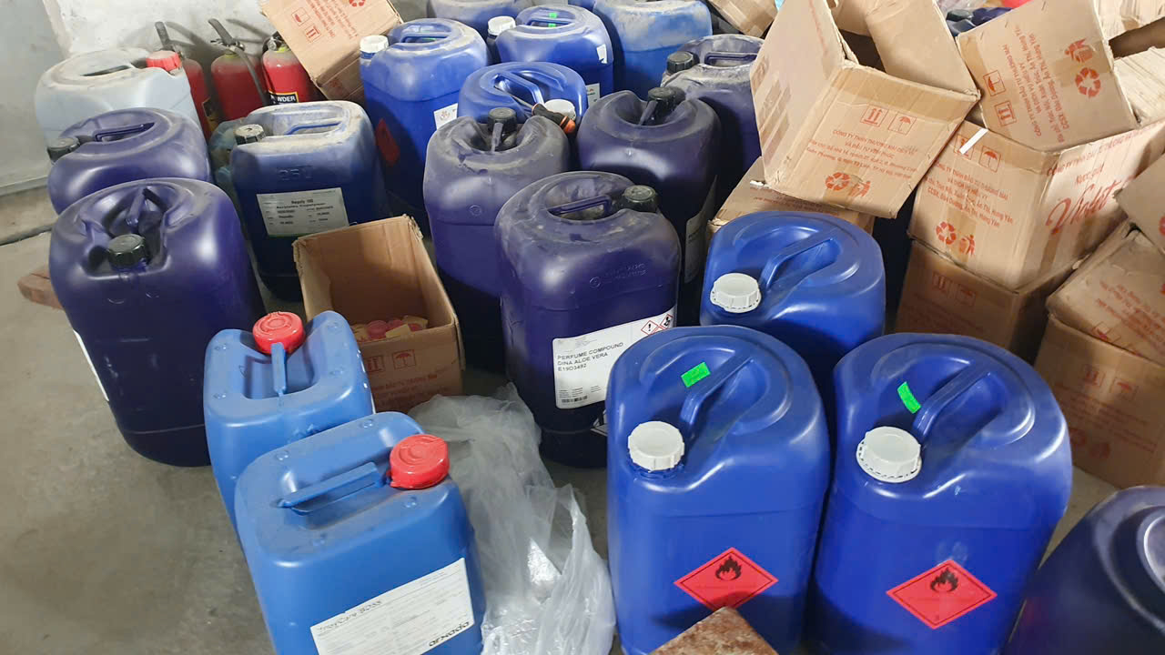Phạt 180 triệu đồng công ty sản xuất nước giặt, nước rửa chén giả nhãn hiệu nổi tiếng- Ảnh 2. Phạt 180 triệu đồng công ty sản xuất nước giặt, nước rửa chén giả nhãn hiệu nổi tiếng- Ảnh 2.
