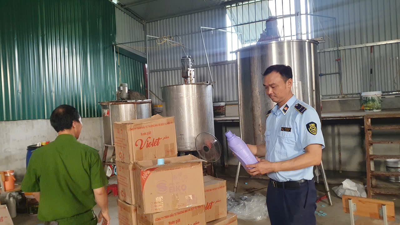 Phạt 180 triệu đồng công ty sản xuất nước giặt, nước rửa chén giả nhãn hiệu nổi tiếng- Ảnh 1. Phạt 180 triệu đồng công ty sản xuất nước giặt, nước rửa chén giả nhãn hiệu nổi tiếng- Ảnh 1.
